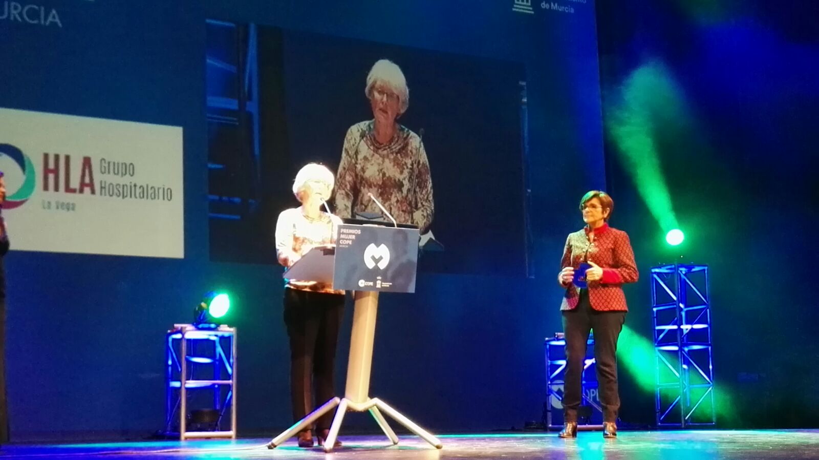 La presidenta de la Asamblea Regional de Murcia entregó el Premio 'Mujer solidaria'