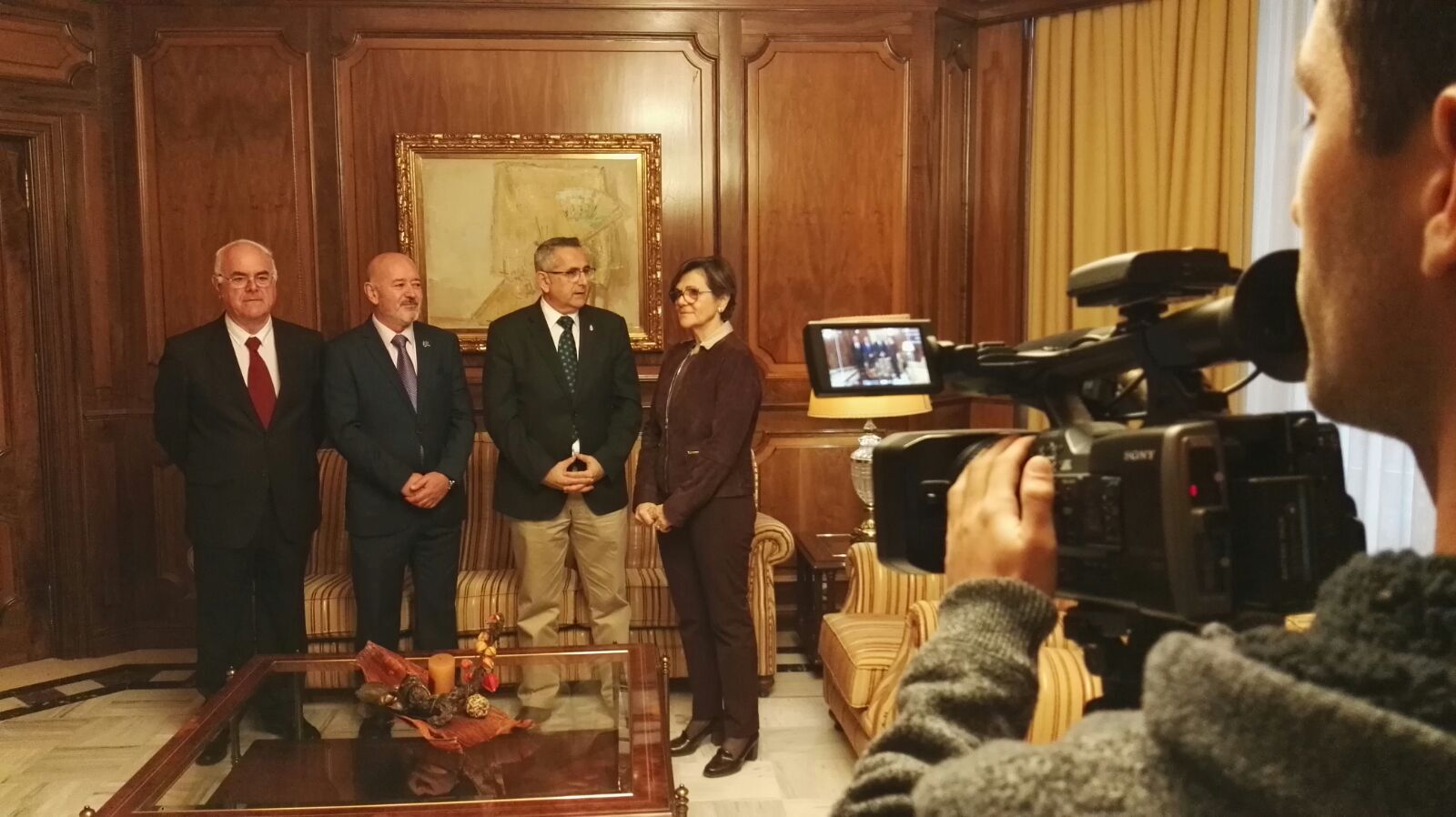 La Cofradía del Santísimo Cristo de los Mineros de La Unión y el alcalde del municipio, Pedro López Milán, han visitado a la presidenta de la Cámara, Rosa Peñalver