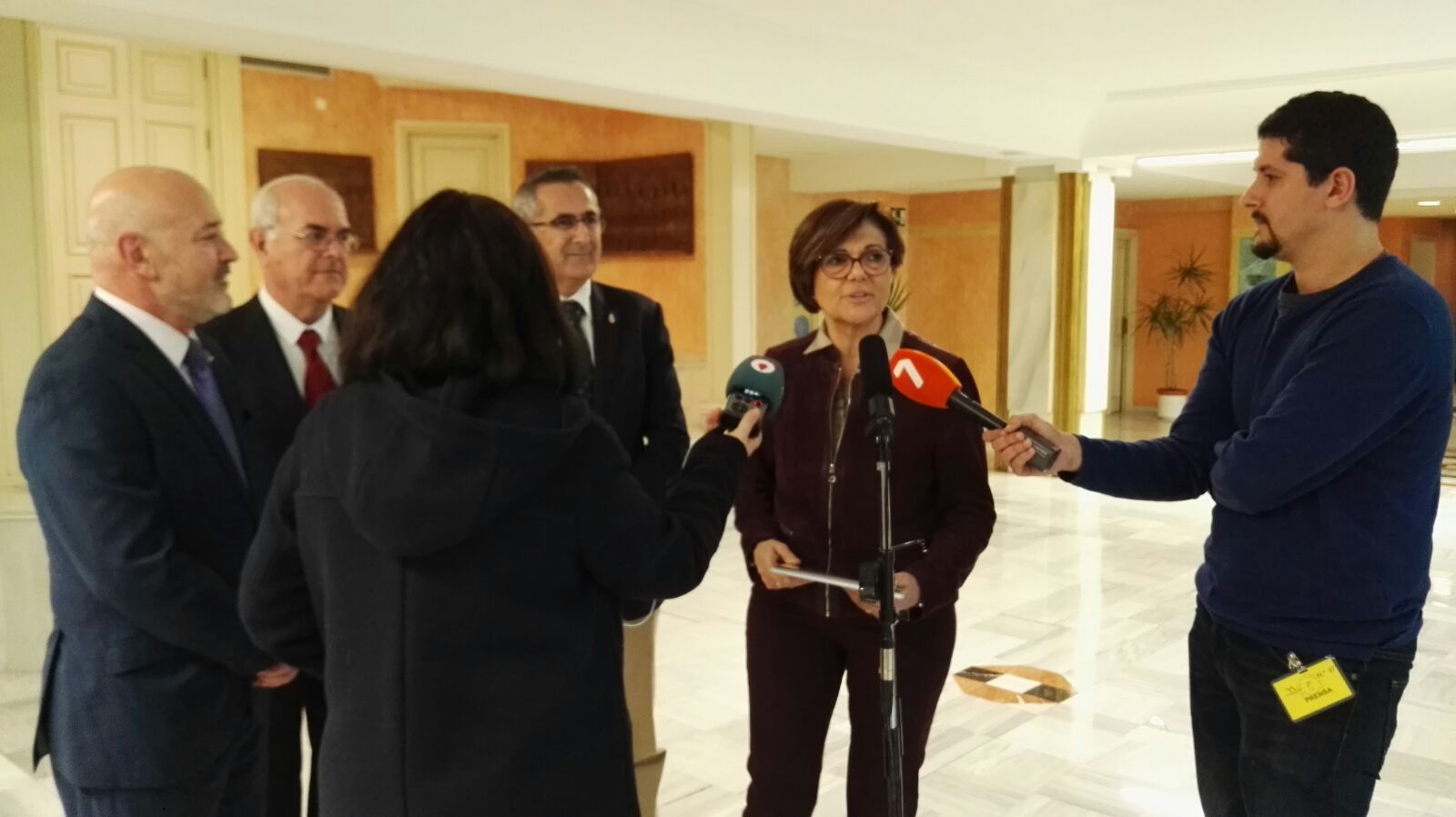La Cofradía del Santísimo Cristo de los Mineros de La Unión y el alcalde del municipio, Pedro López Milán, han visitado a la presidenta de la Cámara, Rosa Peñalver
