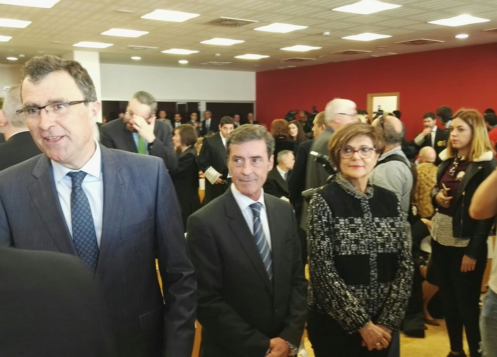 La presidenta de la Asamblea, la vicepresidenta primera y los portavoces de los cuatro Grupos Parlamentarios en la toma de posesión del nuevo fiscal superior Díaz Manzanera