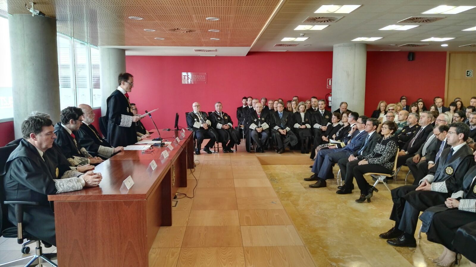 La presidenta de la Asamblea, la vicepresidenta primera y los portavoces de los cuatro Grupos Parlamentarios en la toma de posesión del nuevo fiscal superior Díaz Manzanera
