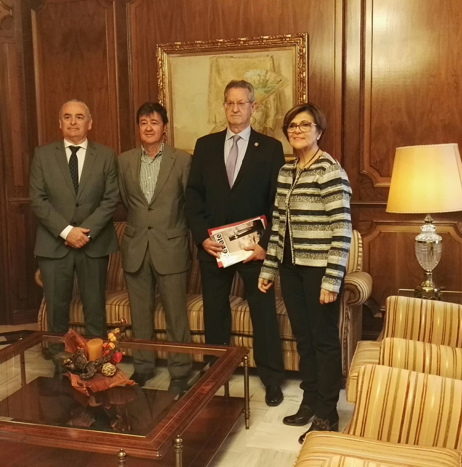La presidenta de la Asamblea Regional, Rosa Peñalver, con la directiva de la Asociación de Graduados Sociales de Cartagena