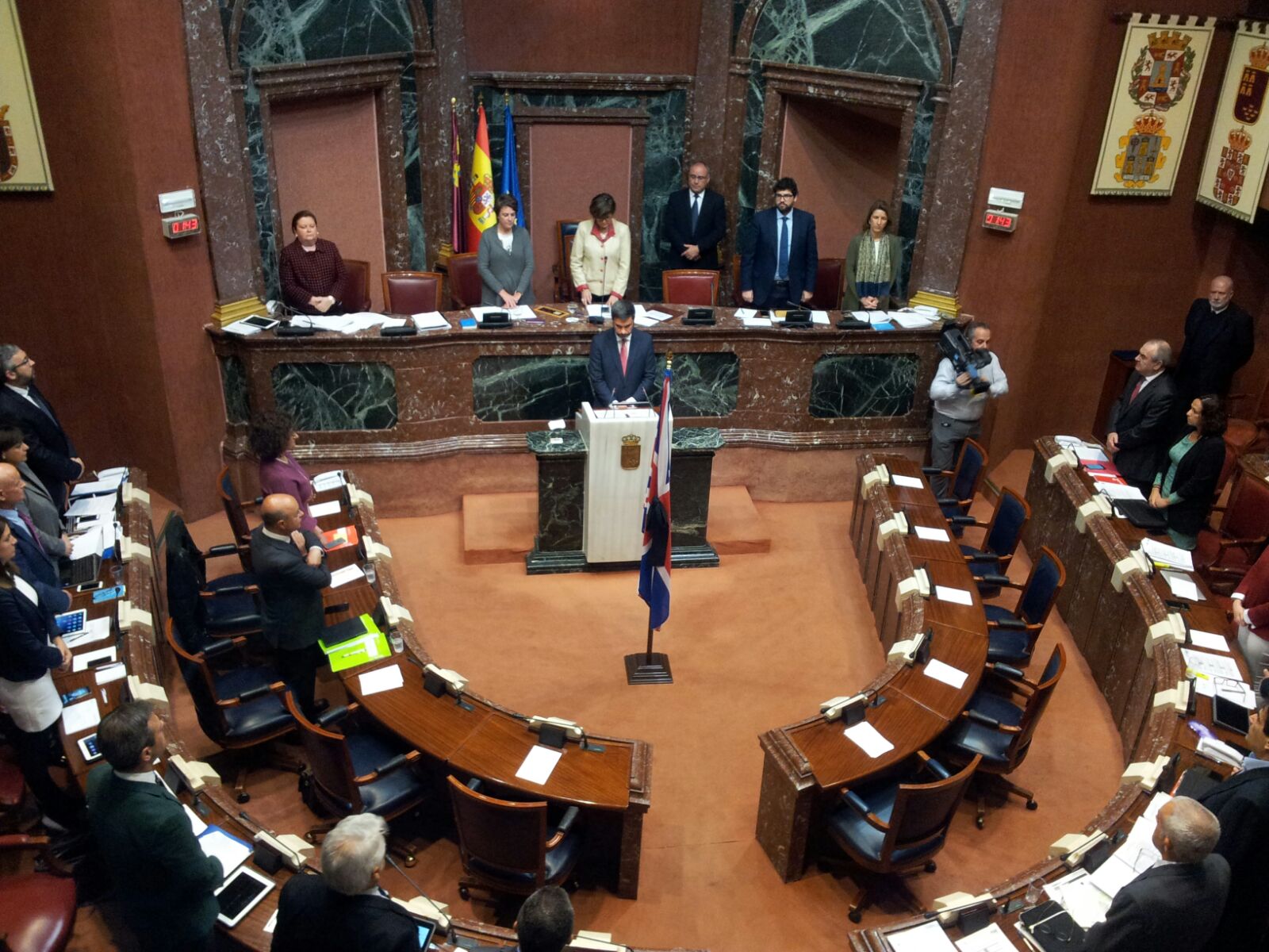 El Pleno de la Asamblea ha guardado un minuto de silencio en señal de protesta