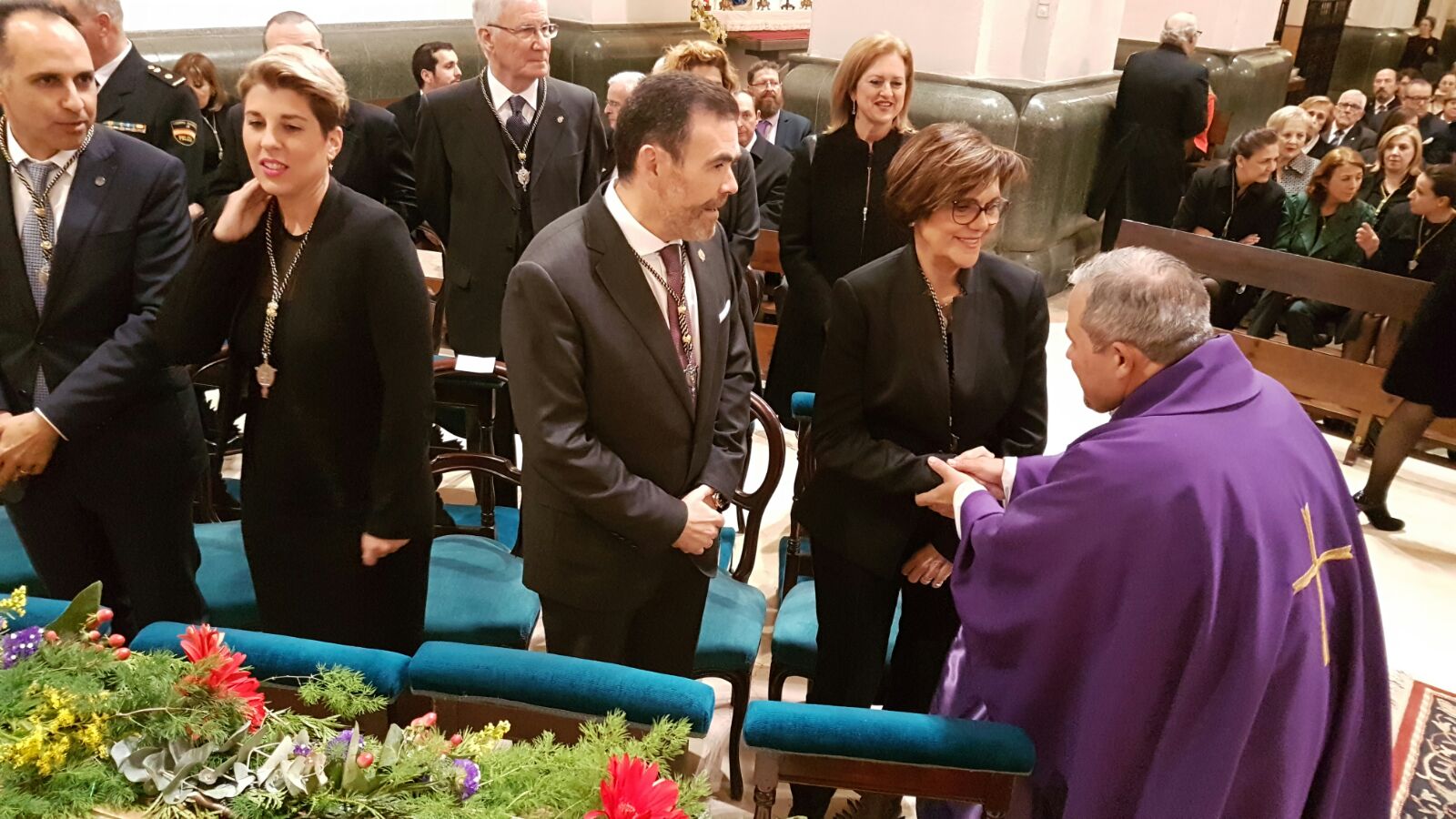 La presidenta de la Asamblea, Rosa Peñalver, asistió anoche a la misa solemne en honor al Cristo del Socorro
