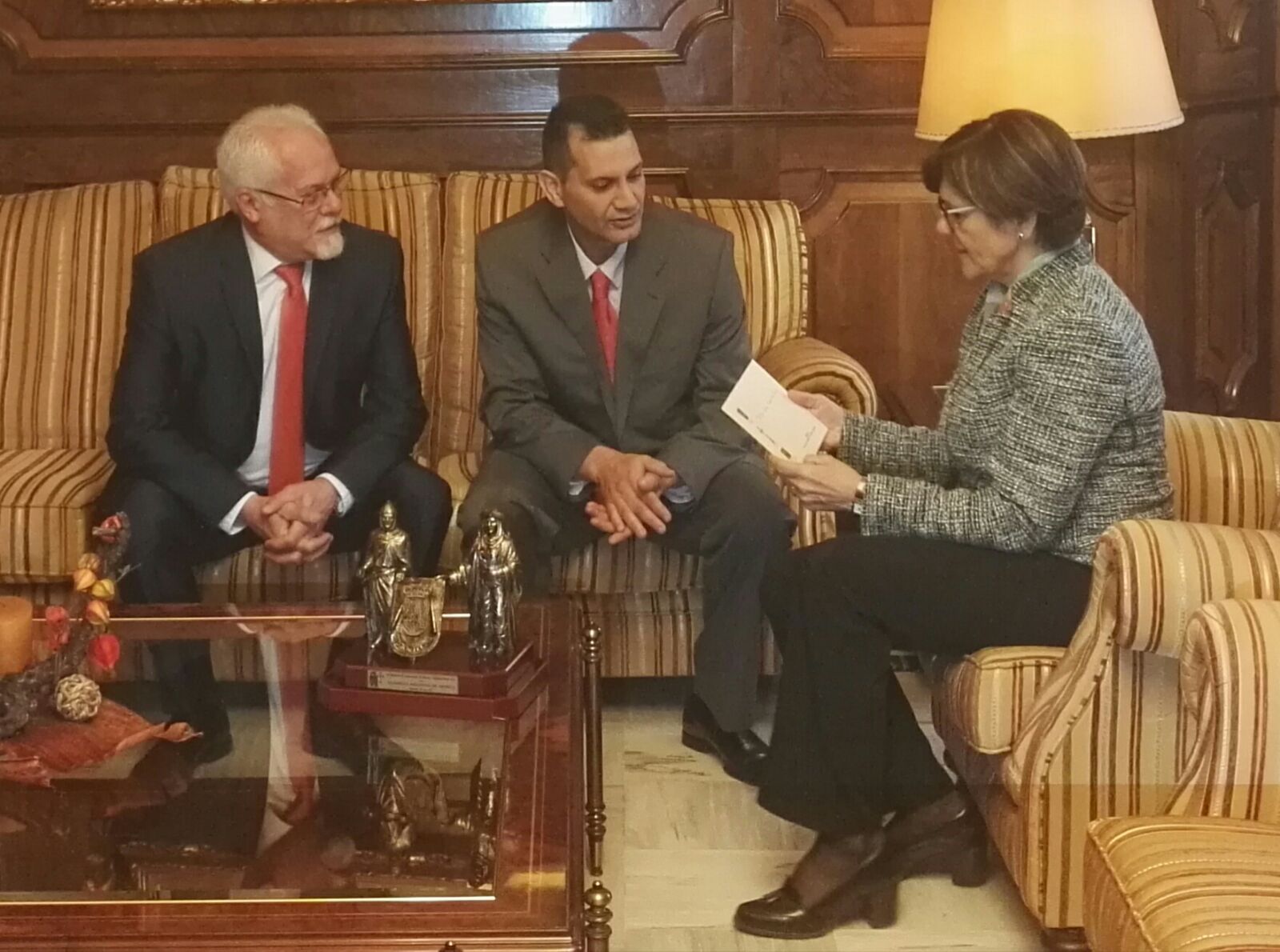 Rosa Peñalver ha recibido al alcalde de Abanilla, Ezequiel Alonso, y al presidente de la Federación de Moros y Cristianos de Abanilla, Alfredo Deltell
