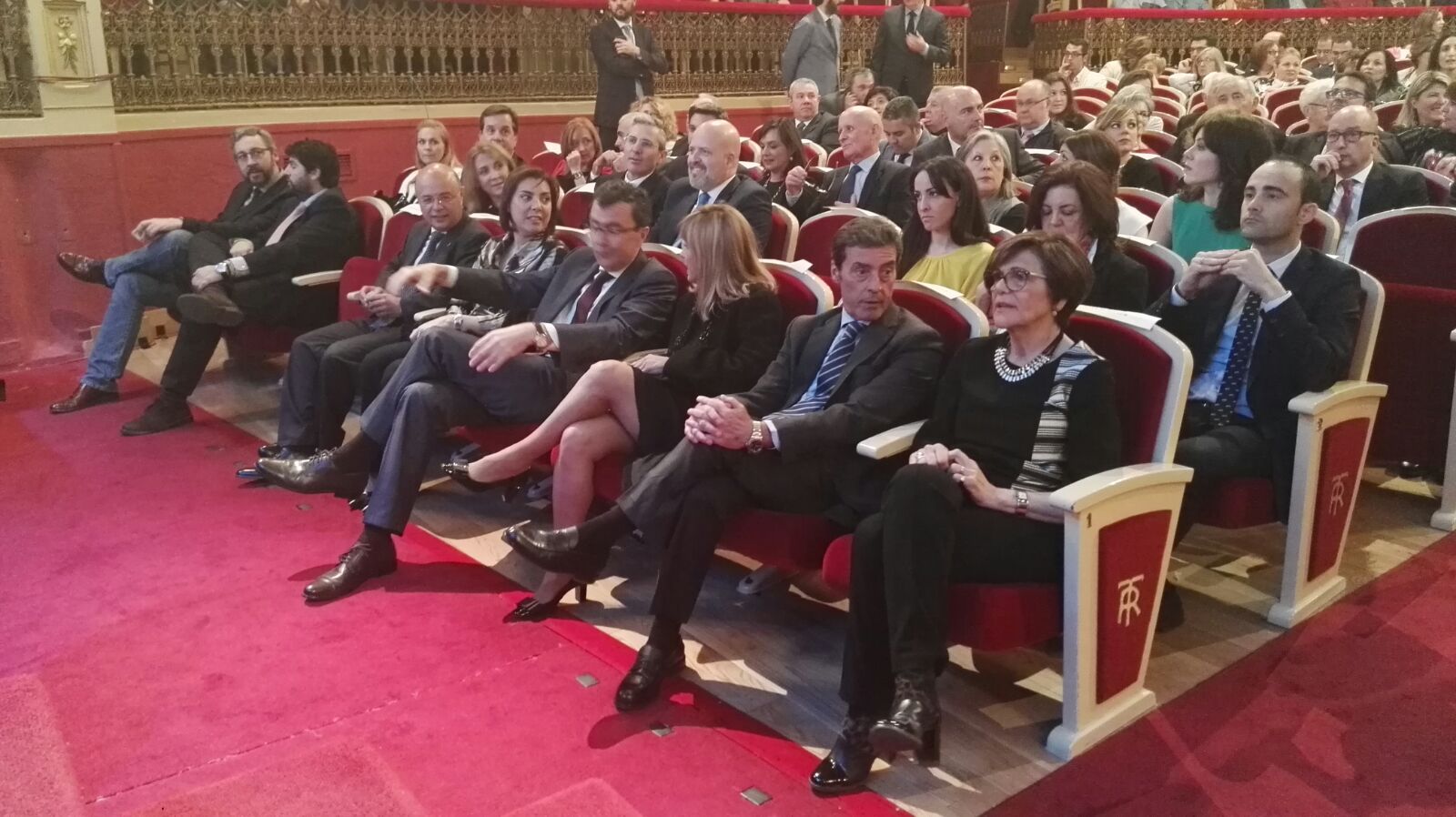 La presidenta de la Asamblea, junto a otras autoridades, y diputados regionales