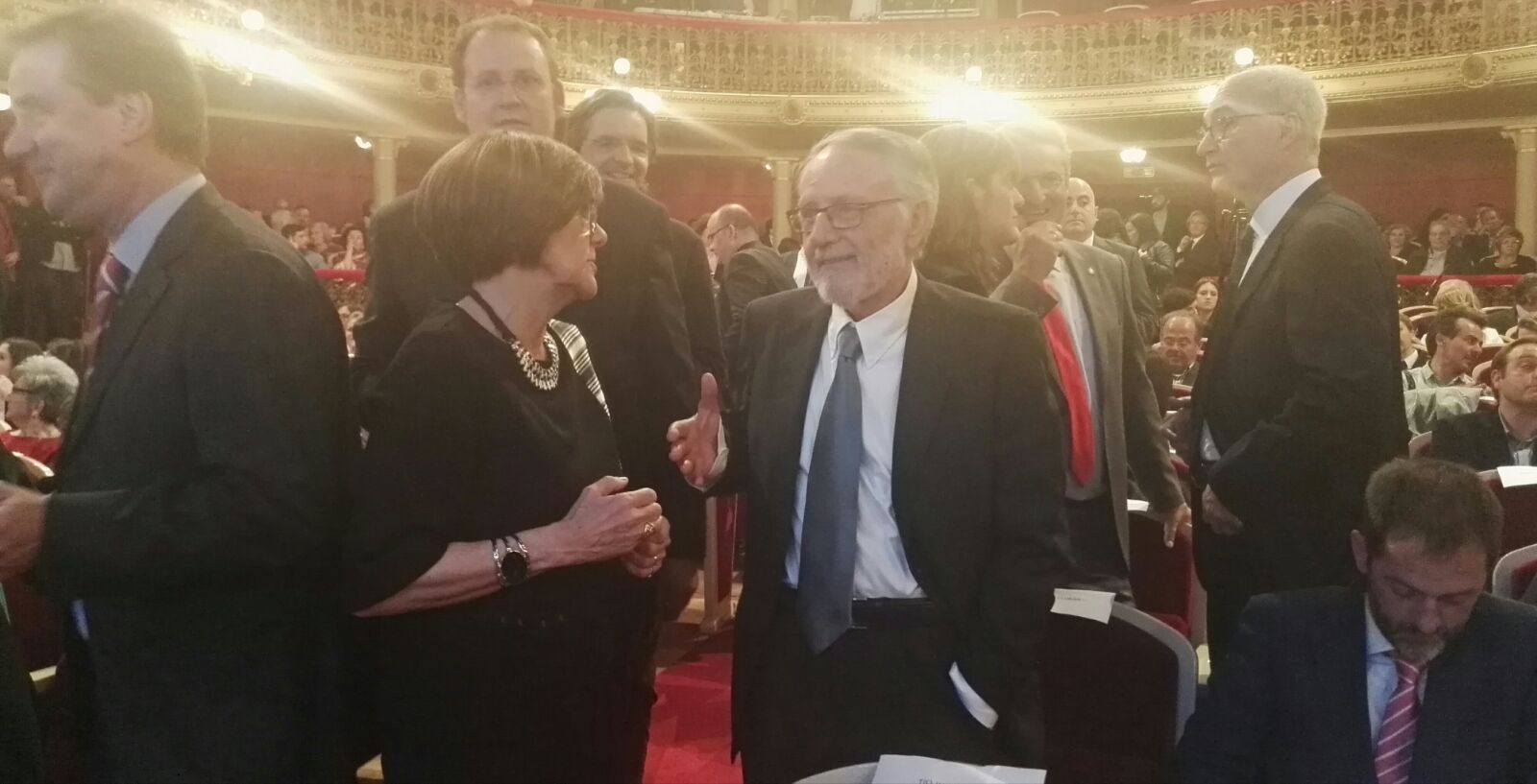 Rosa Peñalver felicita a Francisco Celdrán, galardonado en la categoría de Política