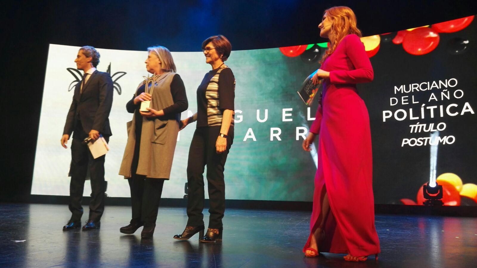 La presidenta de la Asamblea, Rosa Peñalver, entregó a la viuda y a la hija de Miguel Navarro la distinción