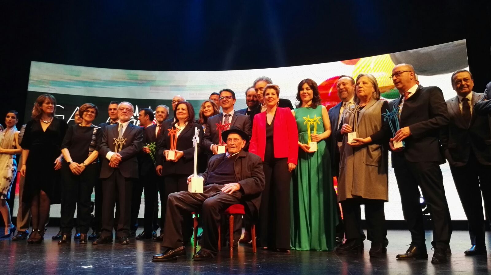Foto de familia de los Murcianos del Año 2016 y las autoridades y personalidades que entregaron las distinciones