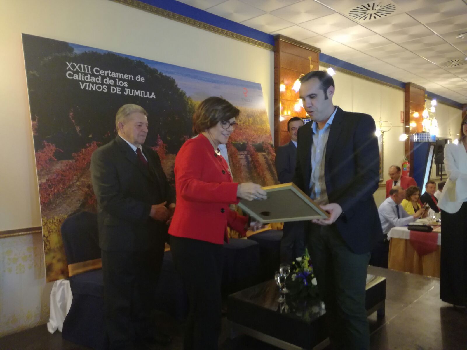 Foto de familia de autoridades y premiados en el XXIII Certamen de Calidad Vinos de Jumilla
