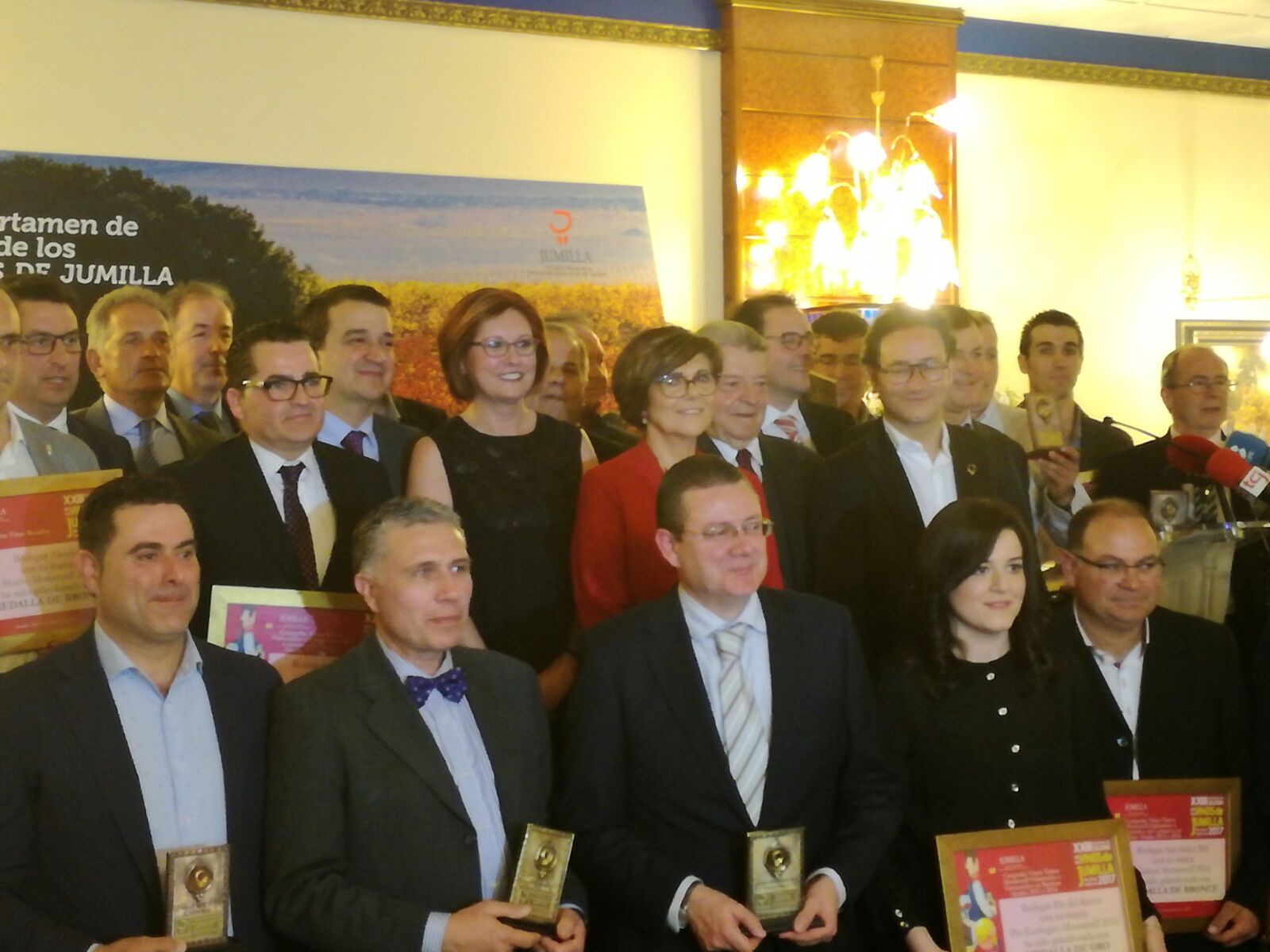 Foto de familia de autoridades y premiados en el XXIII Certamen de Calidad Vinos de Jumilla