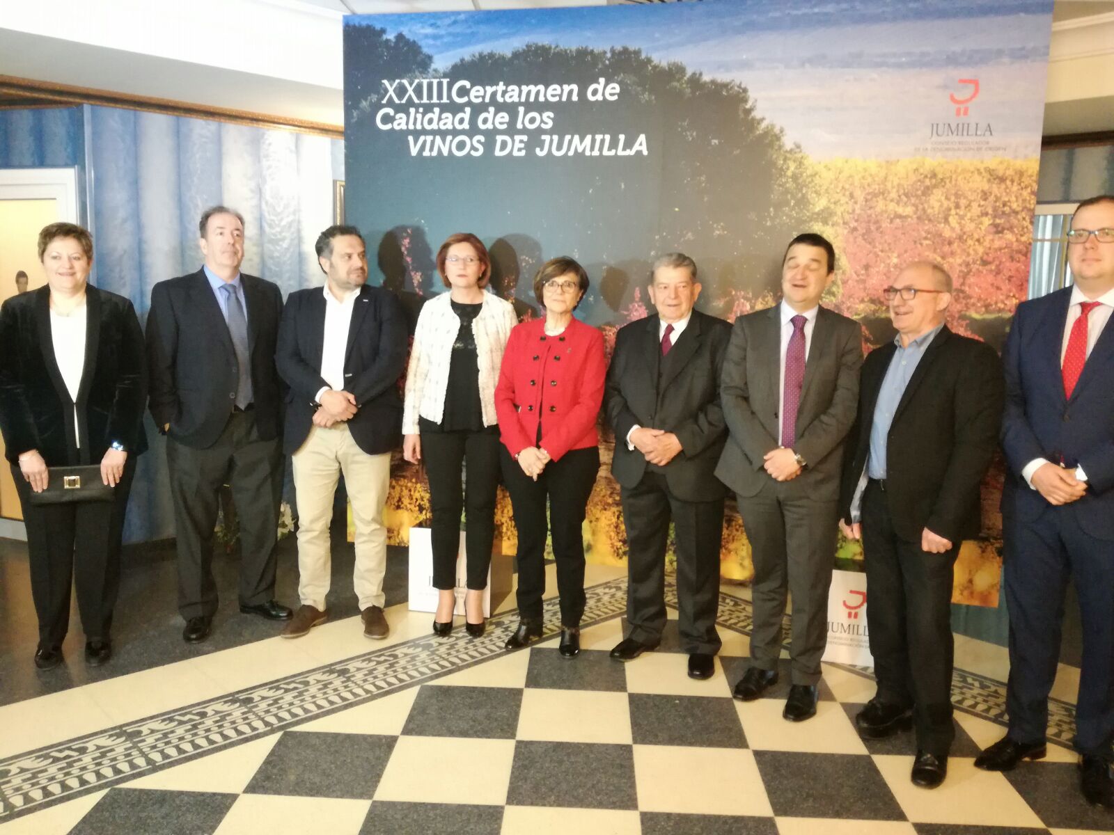 Foto de familia de autoridades y premiados en el XXIII Certamen de Calidad Vinos de Jumilla