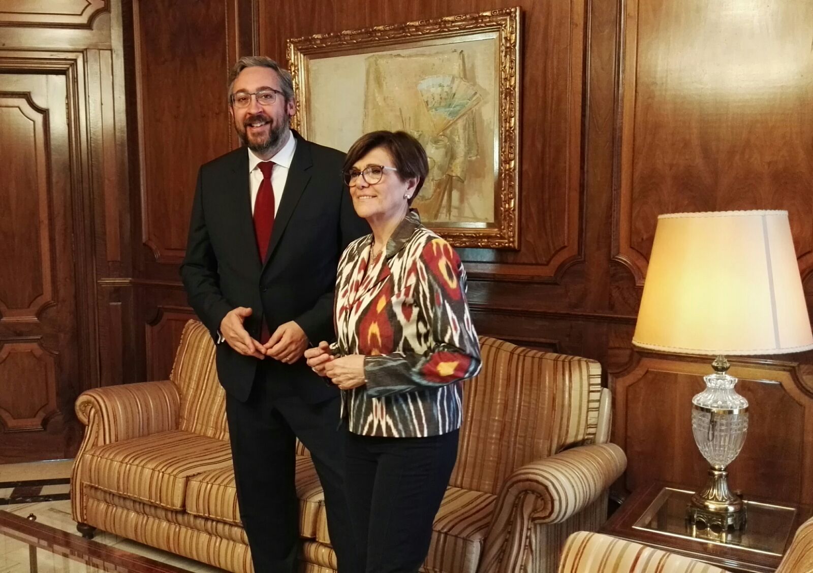 La presidenta de la Asamblea, Rosa Peñalver, con el portavoz del Grupo Parlamentario Ciudadanos Partido de la Ciudadanía, Miguel Sánchez López