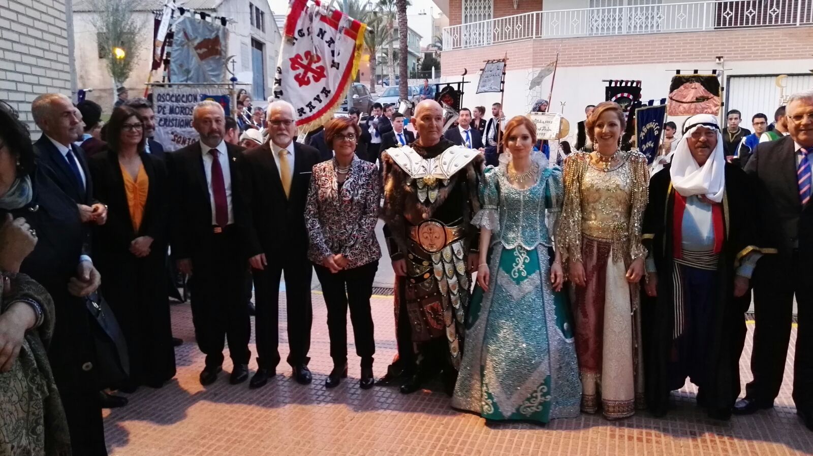 La presidenta de la Asamblea, diputados regionales, y otras autoridades, con el alcalde de Abanilla, reinas y otros festeros