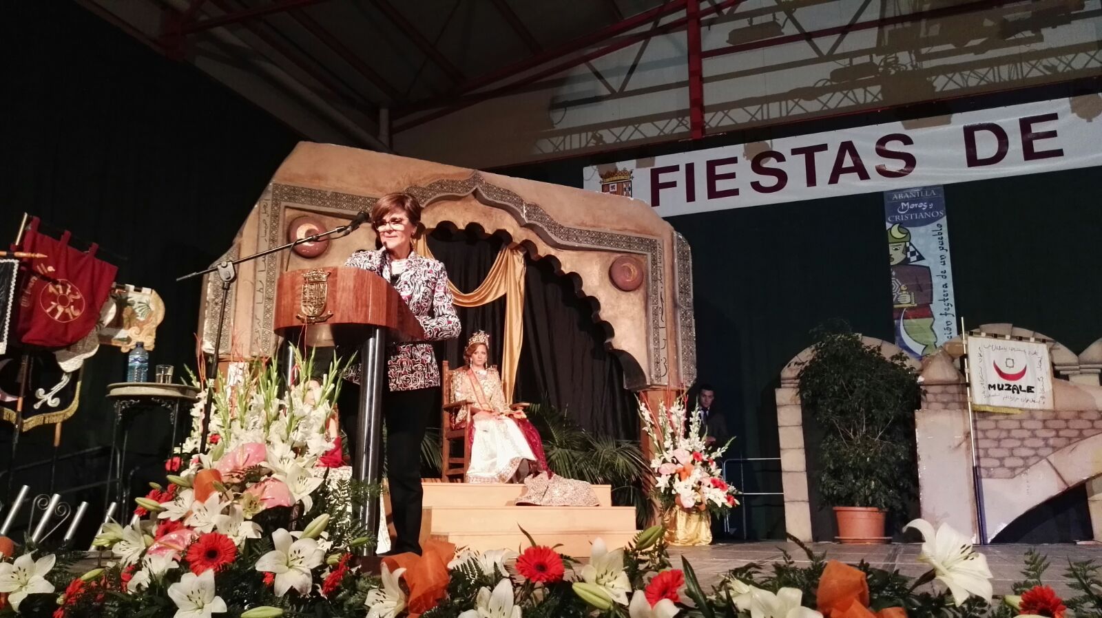 La presidenta de la Asamblea, Rosa Peñalver, ha recogido la insignia de oro