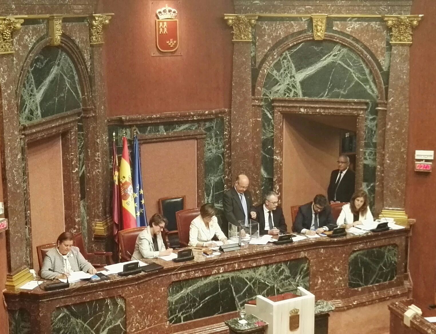 Momento de la votación de los diputados que defenderán en el Congreso de los Diputados la eliminación de los aforamientos