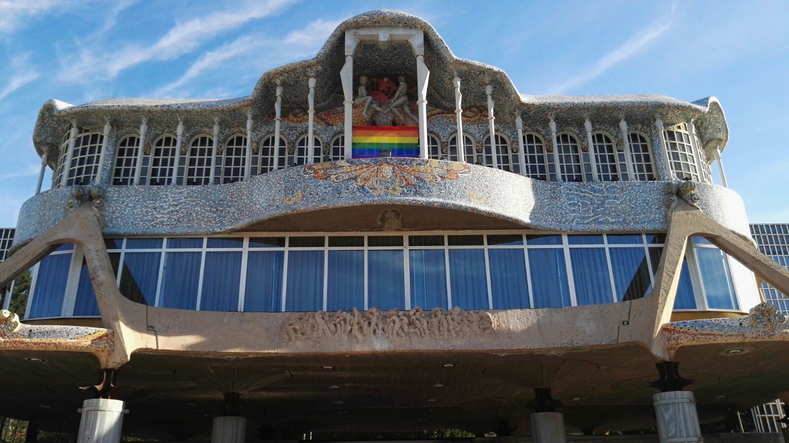La Asamblea Regional de Murcia luce la bandera arcoíris