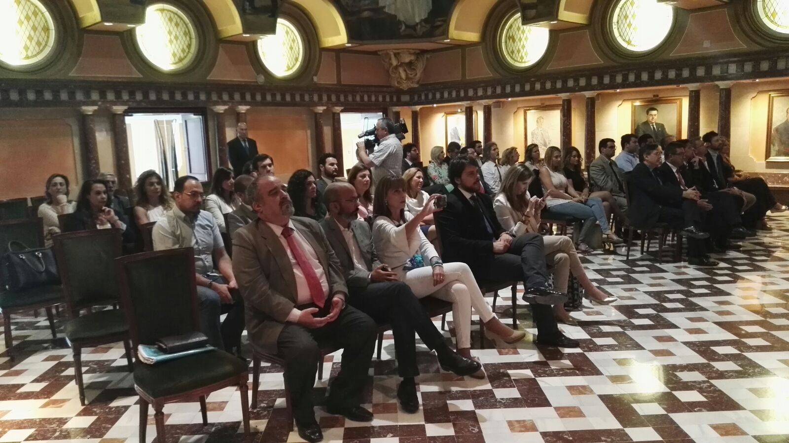 Miembros del Ilustre Colegio de Abogados de Cartagena han estado presentes en el pleno de esta tarde