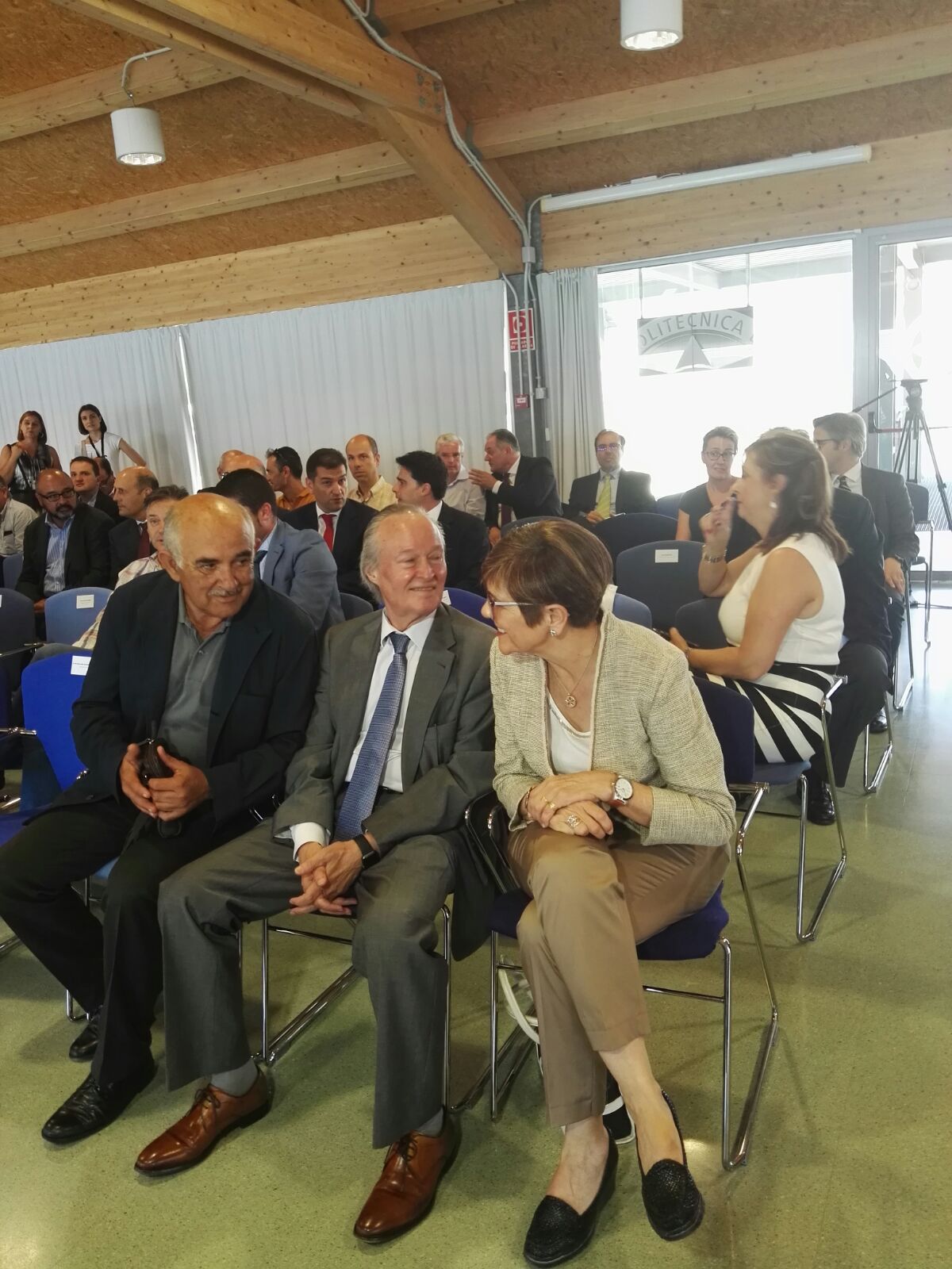 La presidenta asiste a la conferencia de Josep Piqué en el Foro Nueva Murcia