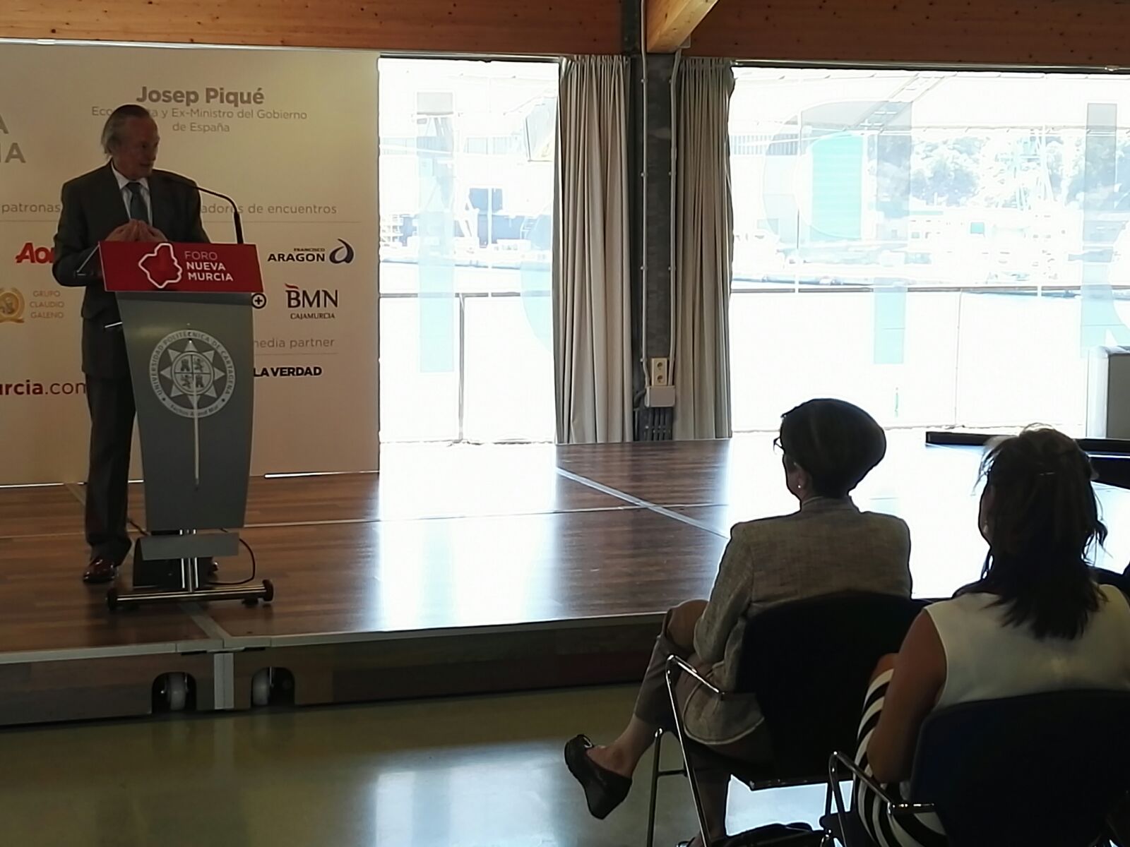 La presidenta asiste a la conferencia de Josep Piqué en el Foro Nueva Murcia