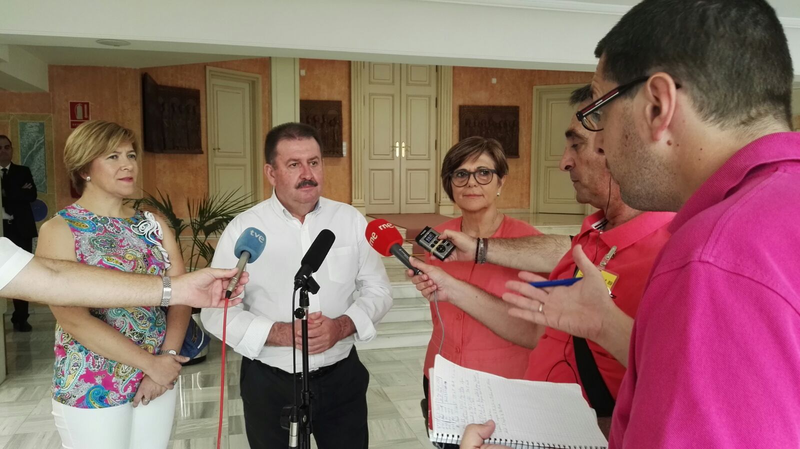 La presidenta de la Asamblea Regional, Rosa Peñalver, recibe al alcalde de Totana, Andrés García Cánovas, y a la concejala de Recursos Humanos y Atención al Ciudadano del Gobierno municipal, Gertrudis Ruiz