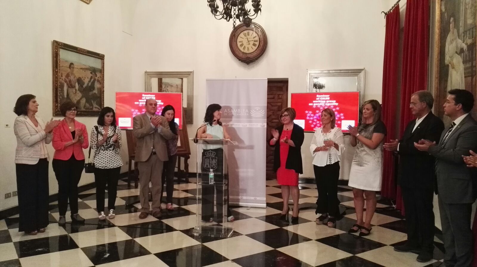 La presidenta de la Asamblea Regional, Rosa Peñalver, durante la recepción a los participantes al Seminario