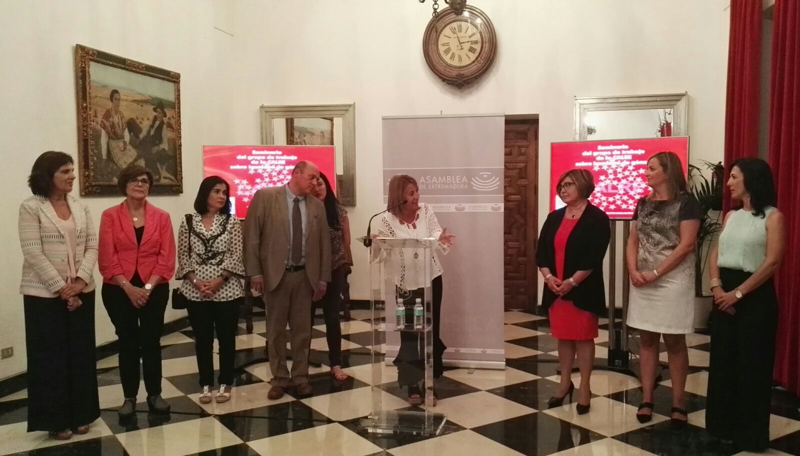 La presidenta de la Asamblea Regional, Rosa Peñalver, durante la recepción a los participantes al Seminario
