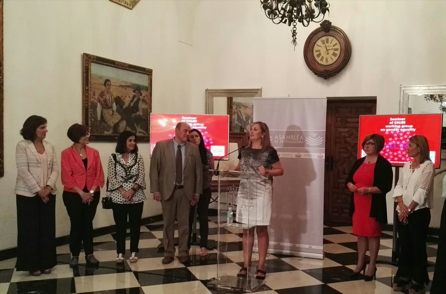 La presidenta de la Asamblea Regional, Rosa Peñalver, durante la recepción a los participantes al Seminario