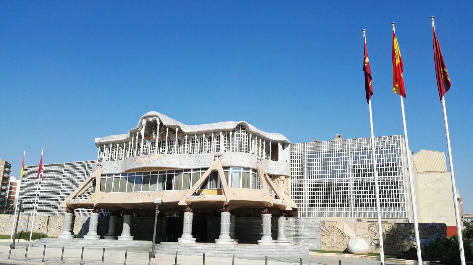 La Asamblea Regional de Murcia luce la bandera de España