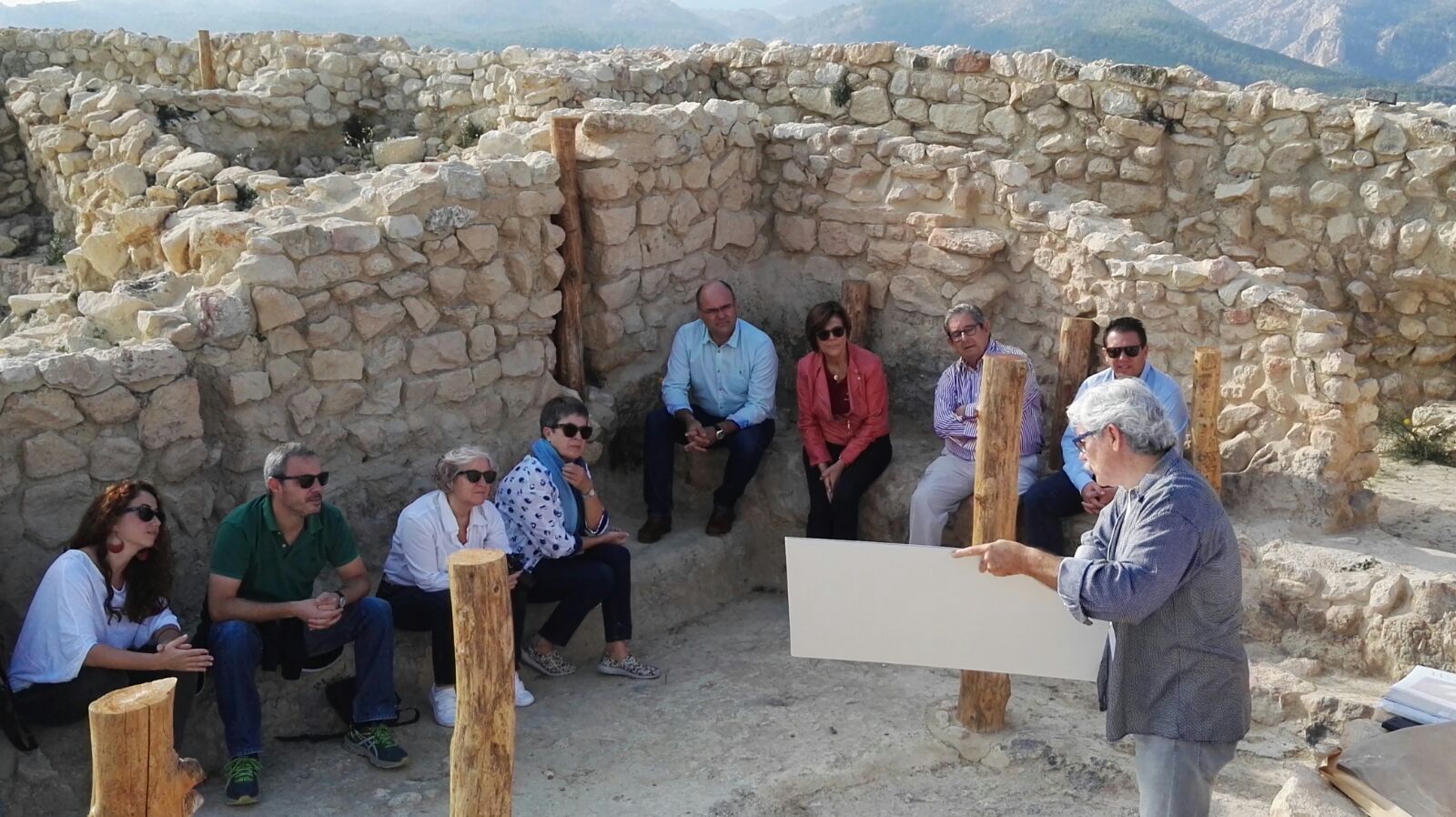 La presidenta de la Asamblea, Rosa Peñalver, ha visitado La Almoloya con los alcaldes de Pliego y Mula, Pedro Noguera, y Juan Jesús Moreno, respectivamente, y el grupo de arqueólogos que trabajan en el yacimiento argárico, encabezado por Vicente Lull