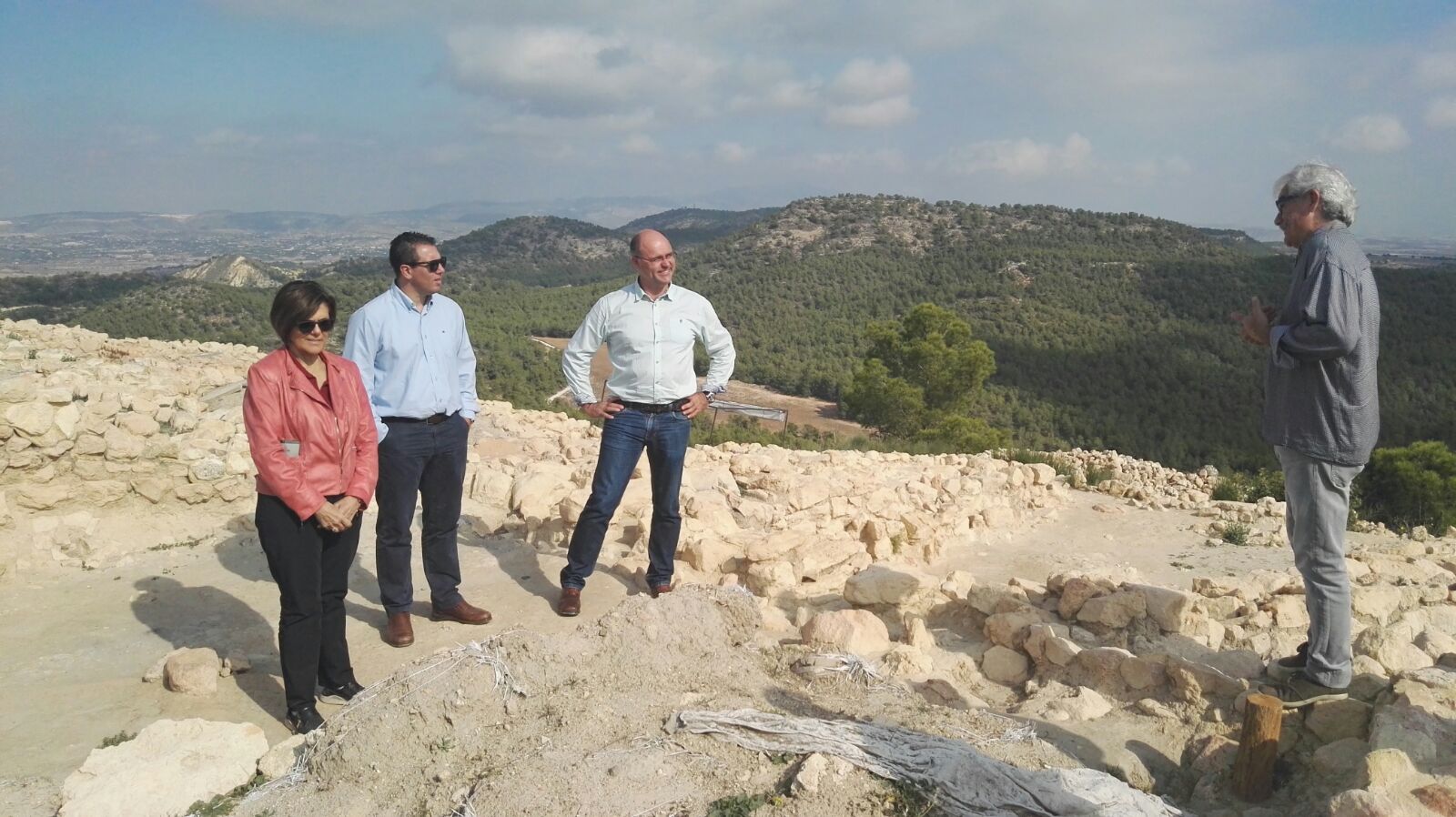 La presidenta de la Asamblea, Rosa Peñalver, ha visitado La Almoloya con los alcaldes de Pliego y Mula, Pedro Noguera, y Juan Jesús Moreno, respectivamente, y el grupo de arqueólogos que trabajan en el yacimiento argárico, encabezado por Vicente Lull