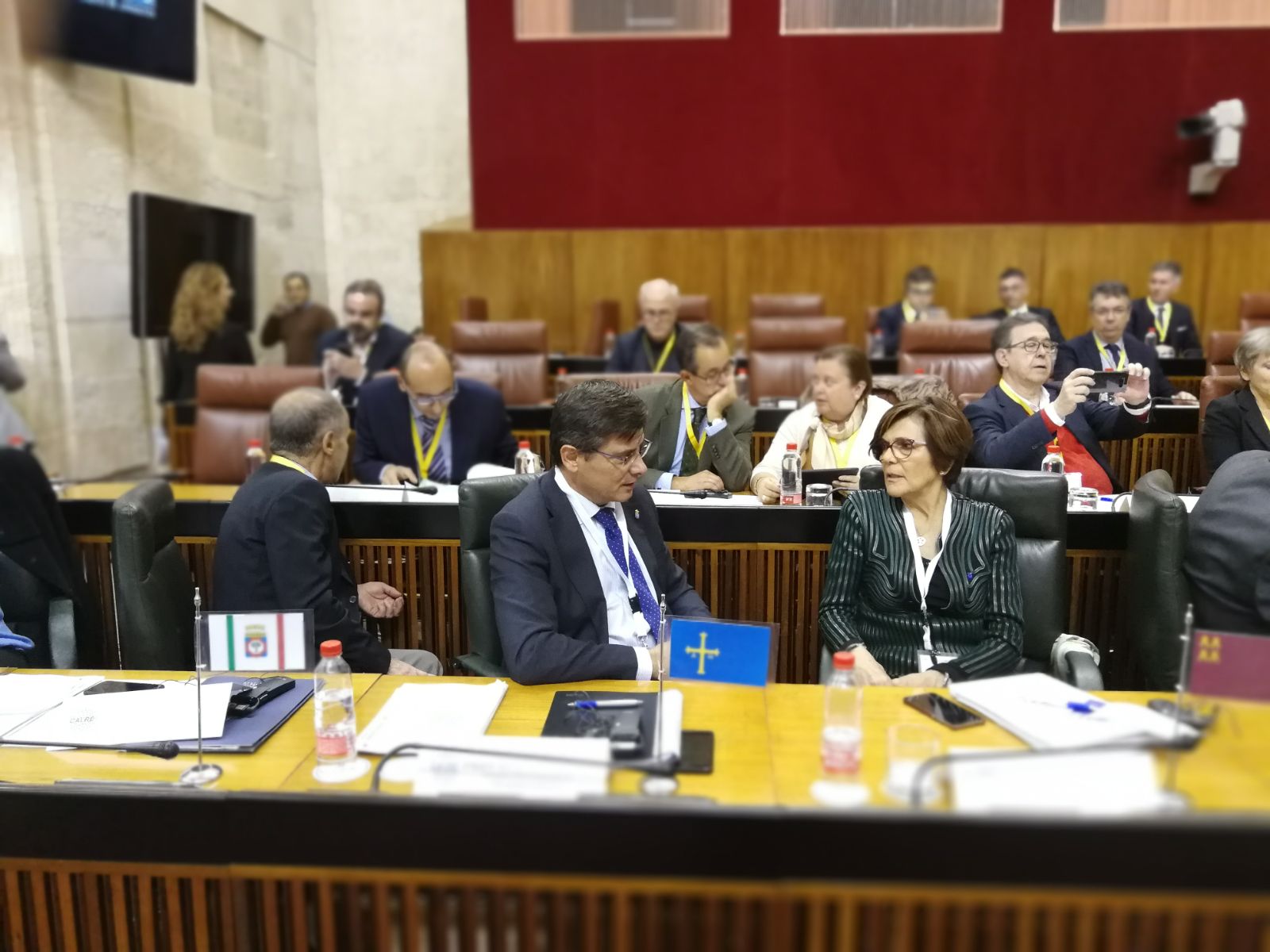 La presidenta de la Cámara autonómica, Rosa Peñalver, en la apertura de la Asamblea Plenaria de Calre, presidida por su presidente y del Parlamento andaluz, Juan Pablo Durán, y de la presidenta del Gobierno regional, Susana Díaz