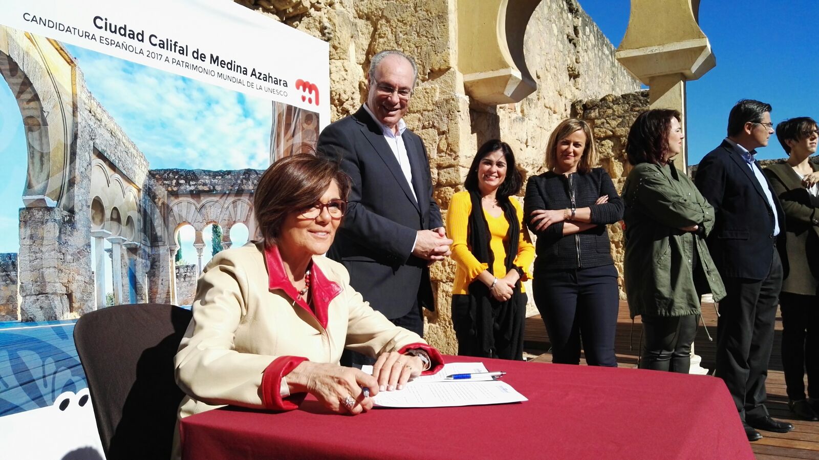 La presidenta de la Asamblea Regional, Rosa Peñalver, firma el documento de apoyo a la candidatura de Medina Azahara