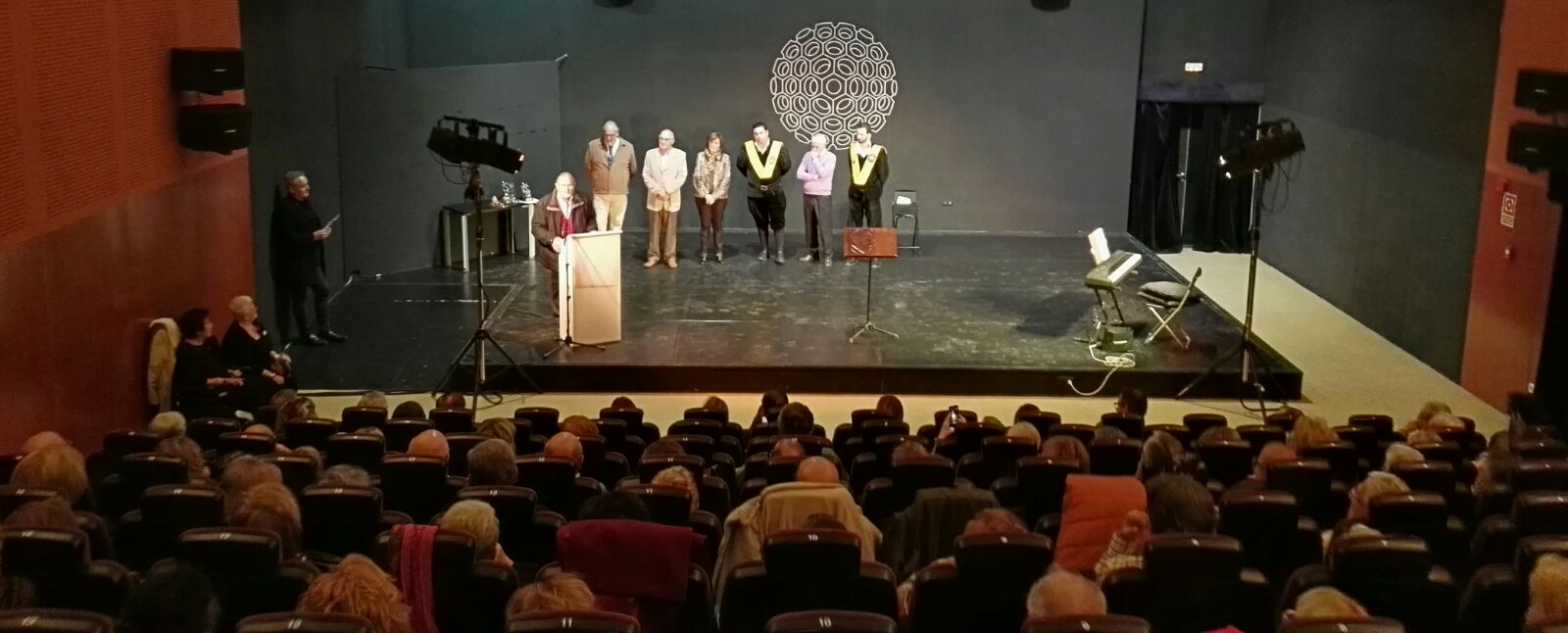 La presidenta de la Asamblea Regional, Rosa Peñalver, distinguida como 'Vecina del Año' de San Basilio de Murcia, junto al Certamen Internacional de Tunas Costa Cálida Ciudad de Murcia