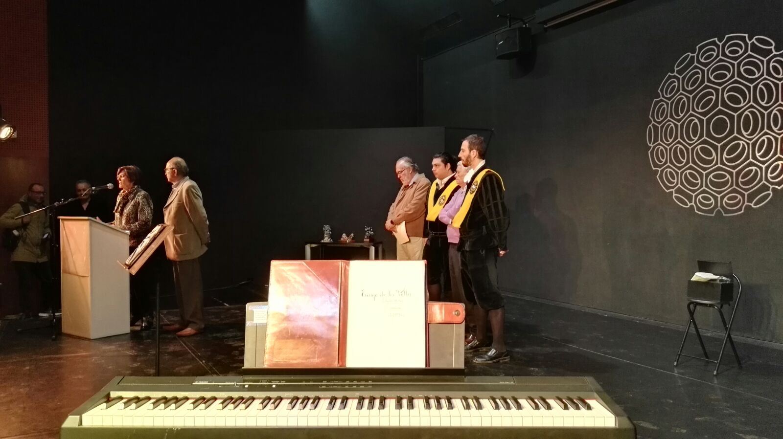 La presidenta de la Asamblea Regional, Rosa Peñalver, distinguida como 'Vecina del Año' de San Basilio de Murcia, junto al Certamen Internacional de Tunas Costa Cálida Ciudad de Murcia