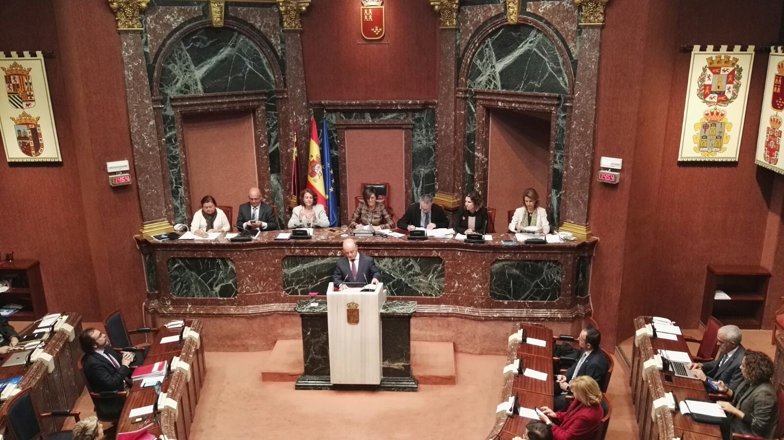 El consejero de Hacienda y Administración Pública, Andrés Carrillo, defiende el proyecto de ley de Presupuestos