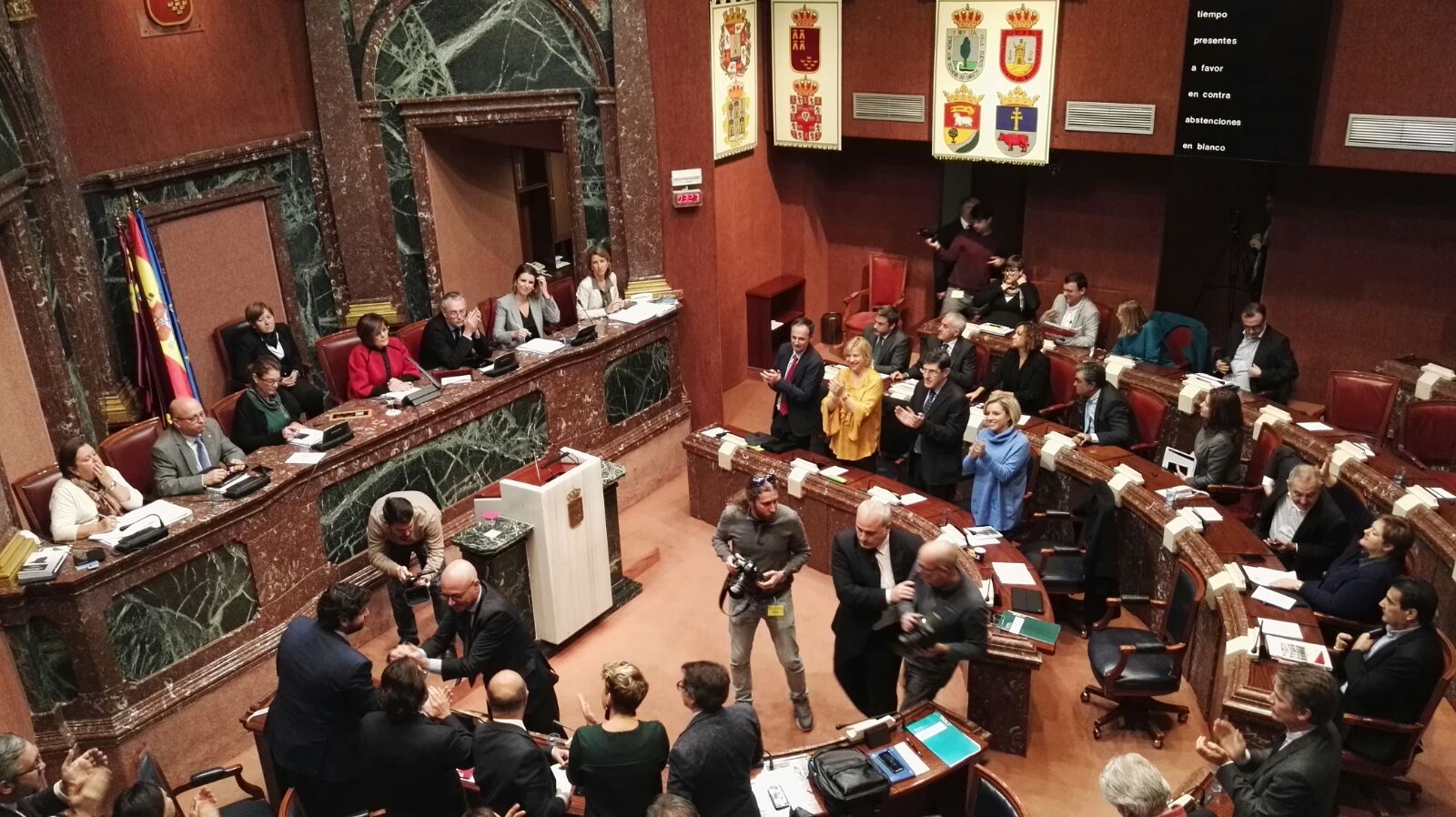 El consejero de Desarrollo Económico y el presidente del Gobierno regional se felicitan por la aprobación del Presupuesto