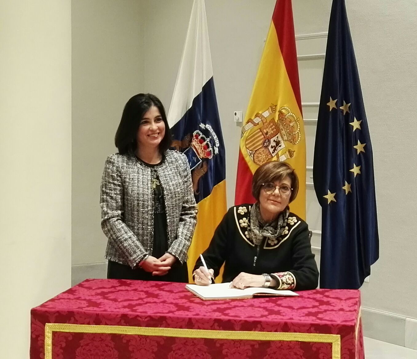 La presidenta de la Asamblea Regional, Rosa Peñalver, firma en el Libro de Honor del Parlamento canario