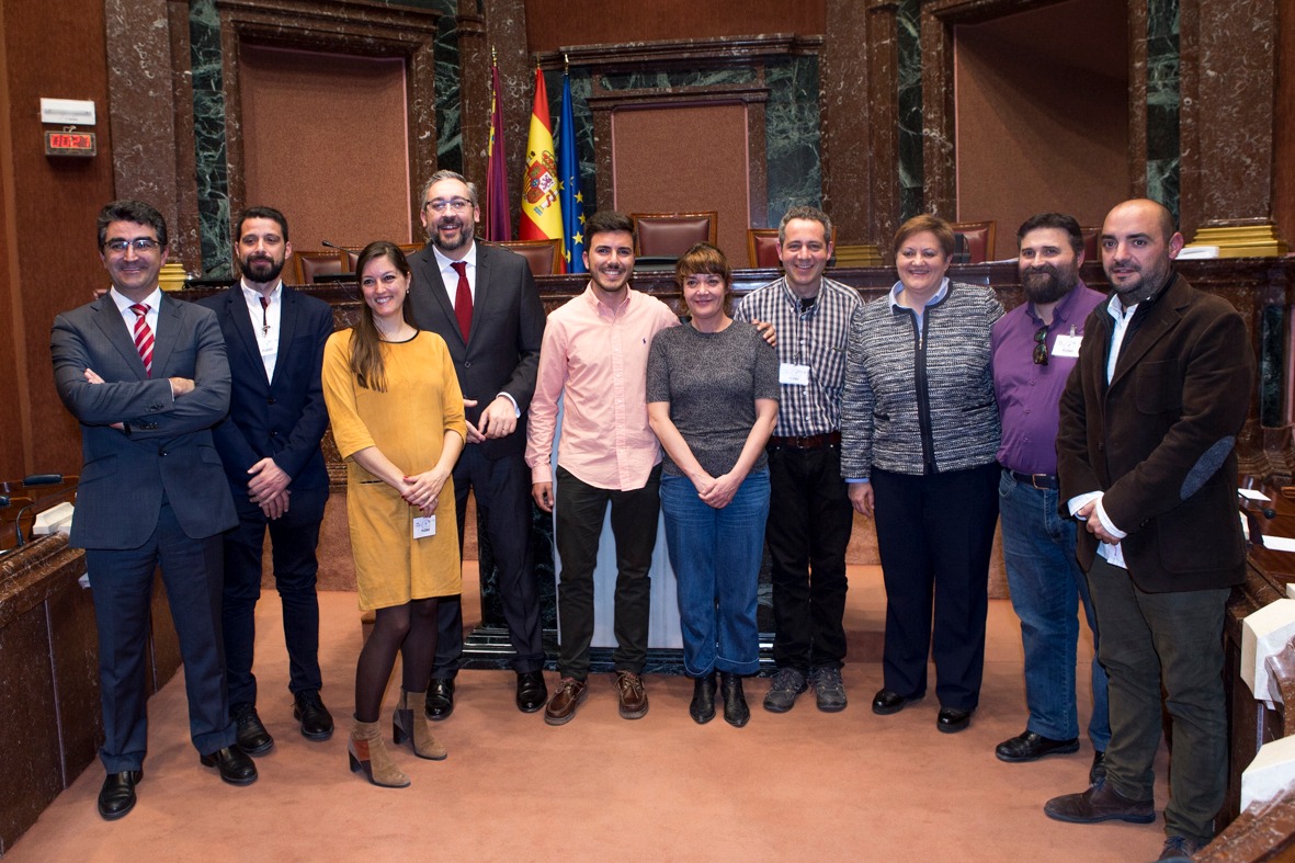 Los diputados protagonistas del debate posan con los ambientólogos al término de la sesión