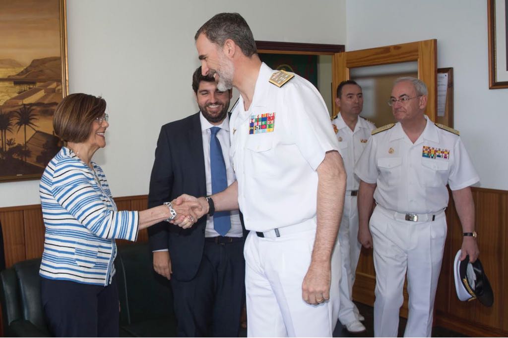 La presidenta de la Asamblea, Rosa Peñalver, saluda al Rey Felipe VI