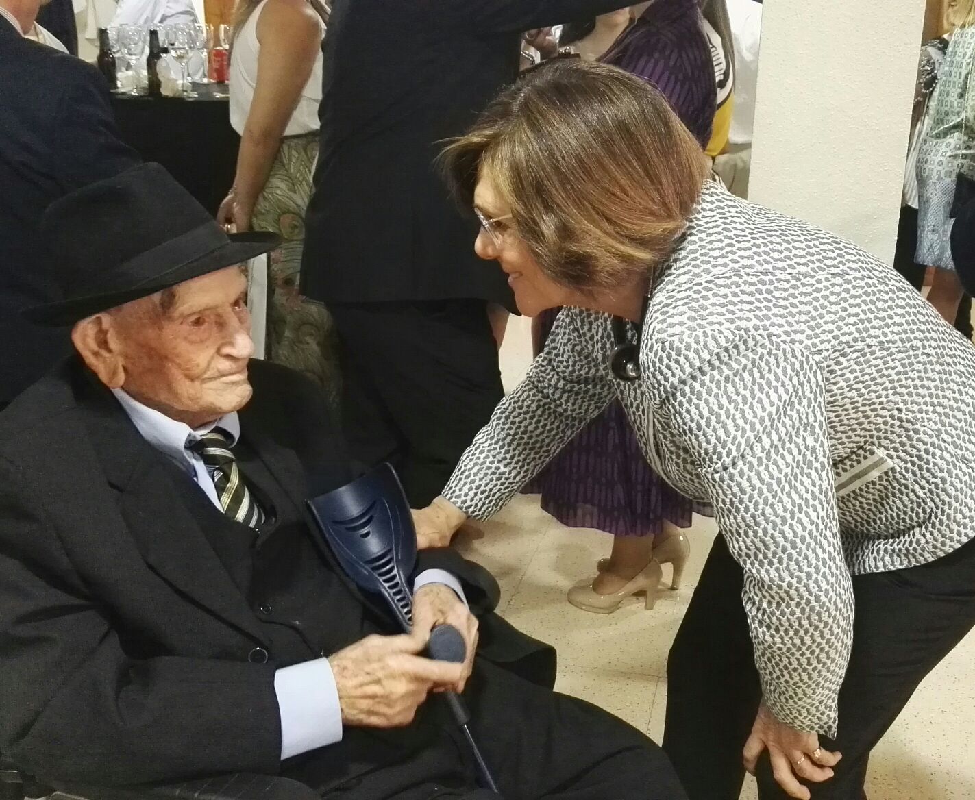 La presidenta de la Asamblea, Rosa Peñalver, felicita al tío Juan Rita, premiado en el Día de la Región