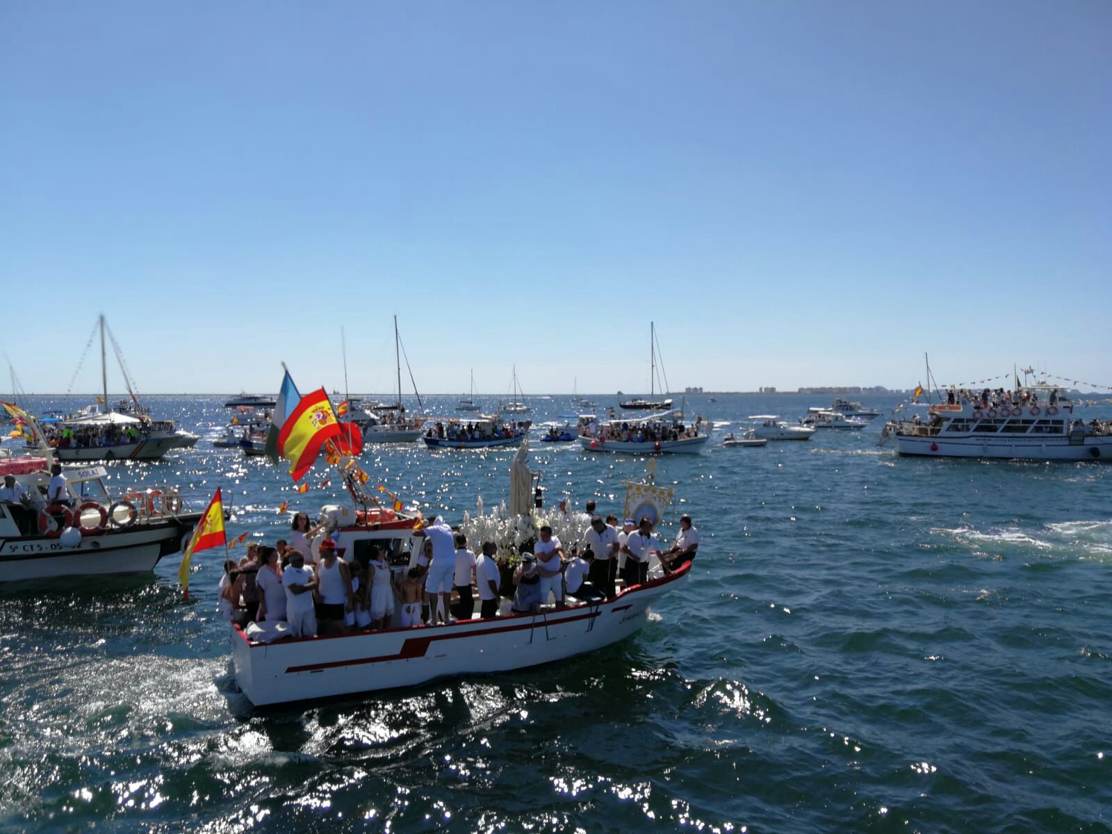 La presidenta de la Asamblea Regional, Rosa Peñalver, ha asistido a la tradicional procesión marítima que cada 16 de julio celebra San Pedro del Pinatar