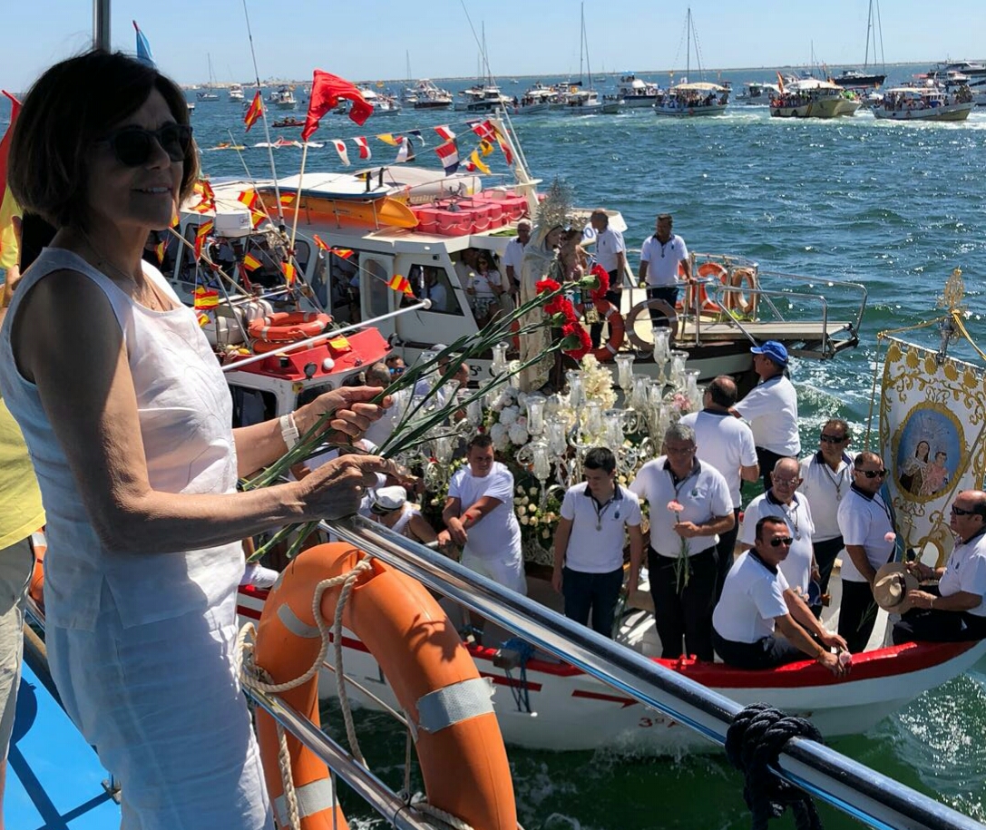 La presidenta de la Asamblea Regional, Rosa Peñalver, ha asistido a la tradicional procesión marítima que cada 16 de julio celebra San Pedro del Pinatar