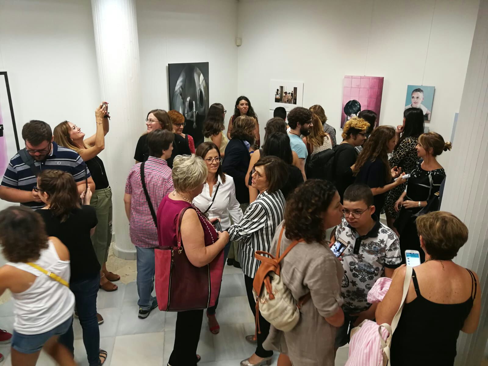 La presidenta de la Asamblea Regional, Rosa Peñalver, asiste a la inauguración de la exposición colectiva “miradA de artistA" en el Palacio de las Balsas, de la Delegación del Gobierno