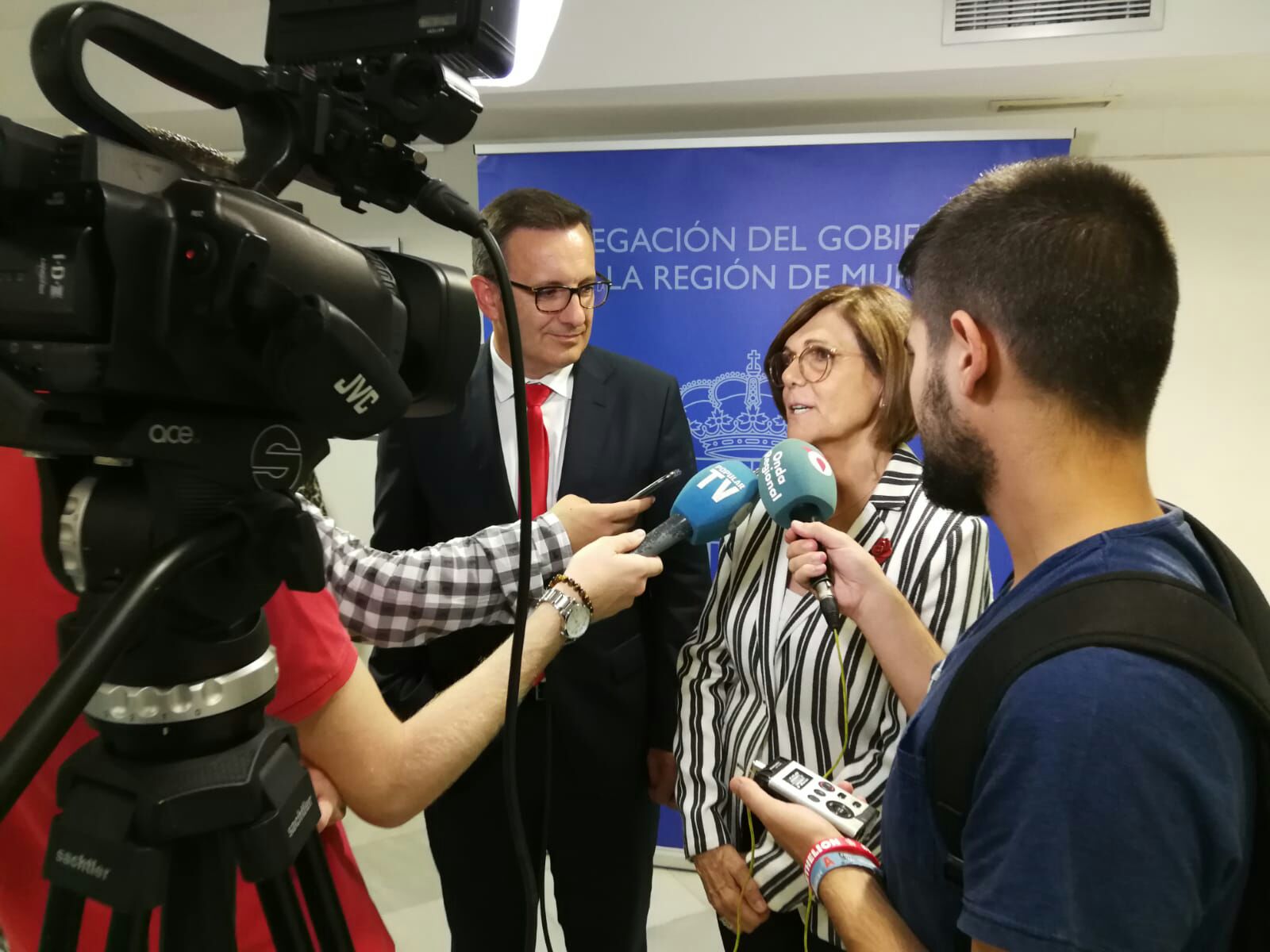 La presidenta de la Asamblea Regional, Rosa Peñalver, asiste a la inauguración de la exposición colectiva “miradA de artistA" en el Palacio de las Balsas, de la Delegación del Gobierno