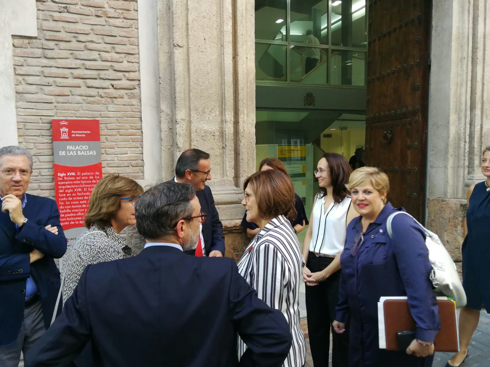 La presidenta de la Asamblea Regional, Rosa Peñalver, asiste a la inauguración de la exposición colectiva “miradA de artistA" en el Palacio de las Balsas, de la Delegación del Gobierno