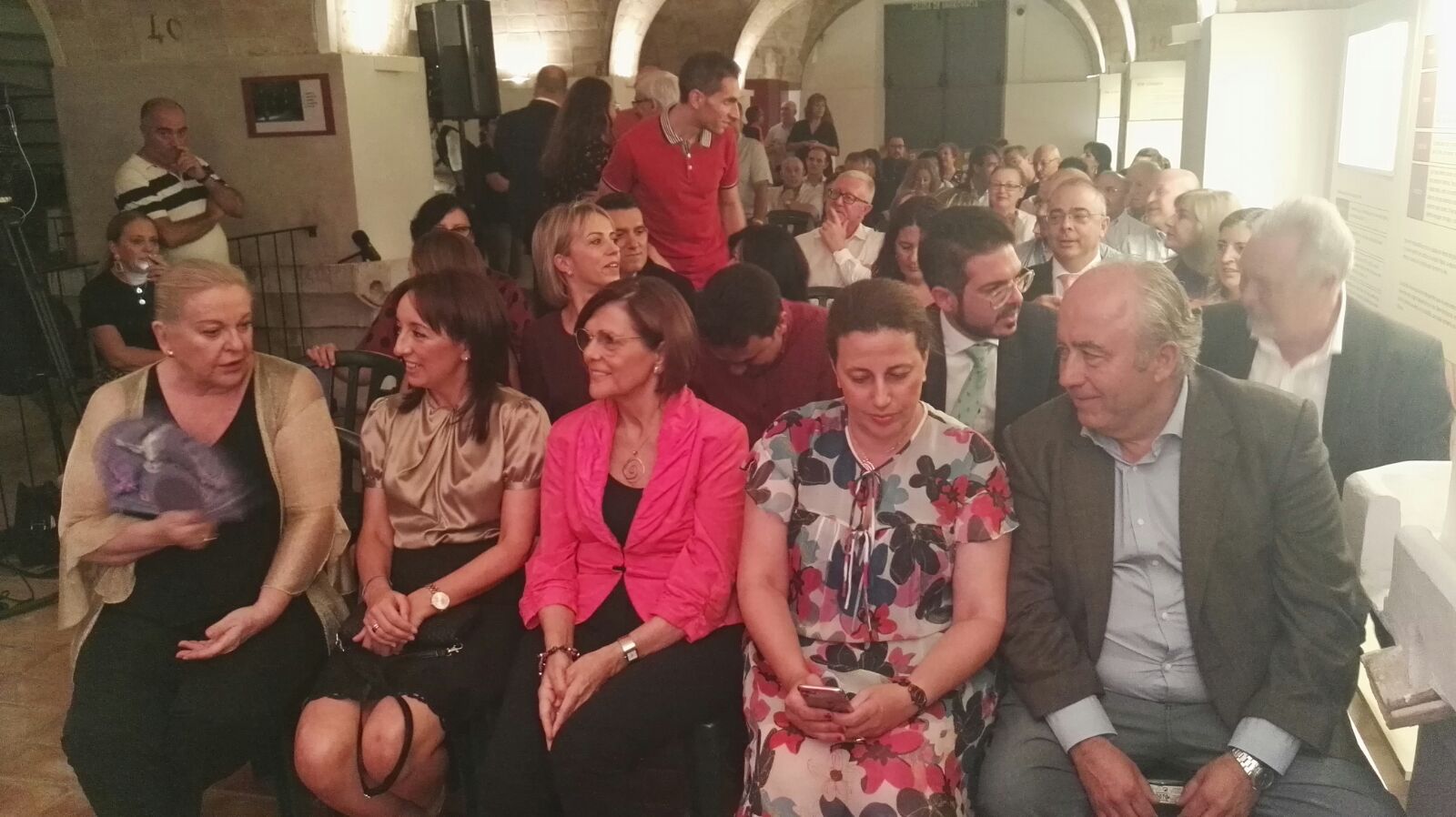 La presidenta de la Asamblea Regional, Rosa Peñalver, clausura el acto de investidura de Maestra del Vino 2018 a Concha Cuetos