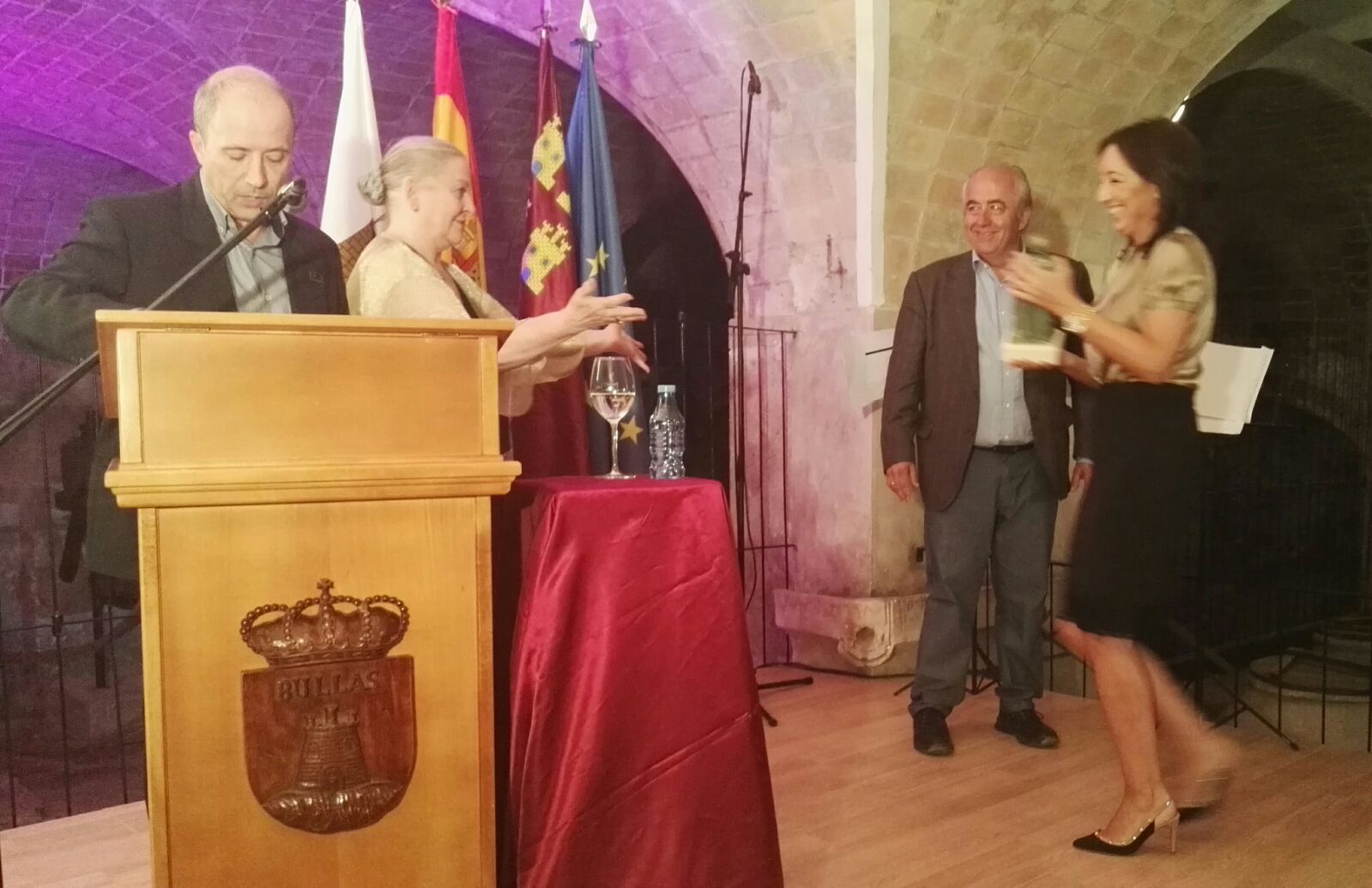 La presidenta de la Asamblea Regional, Rosa Peñalver, clausura el acto de investidura de Maestra del Vino 2018 a Concha Cuetos