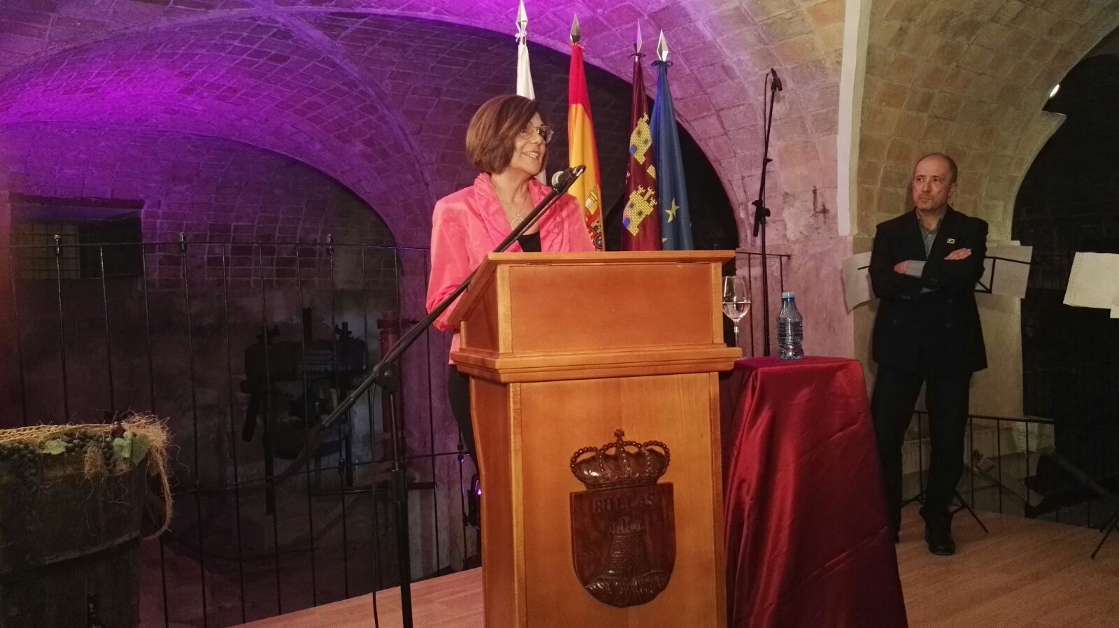 La presidenta de la Asamblea Regional, Rosa Peñalver, clausura el acto de investidura de Maestra del Vino 2018 a Concha Cuetos