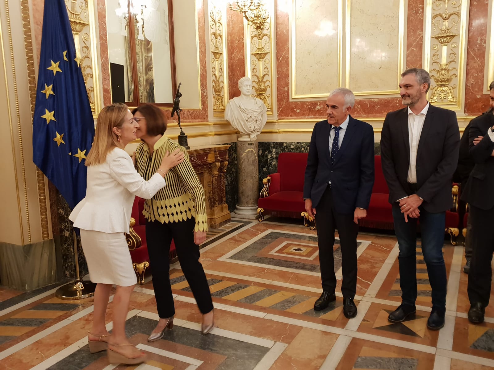 La presidenta de la Asamblea Regional, Rosa Peñalver, saluda a la presidenta del Congreso de los Diputados, Ana Pastor